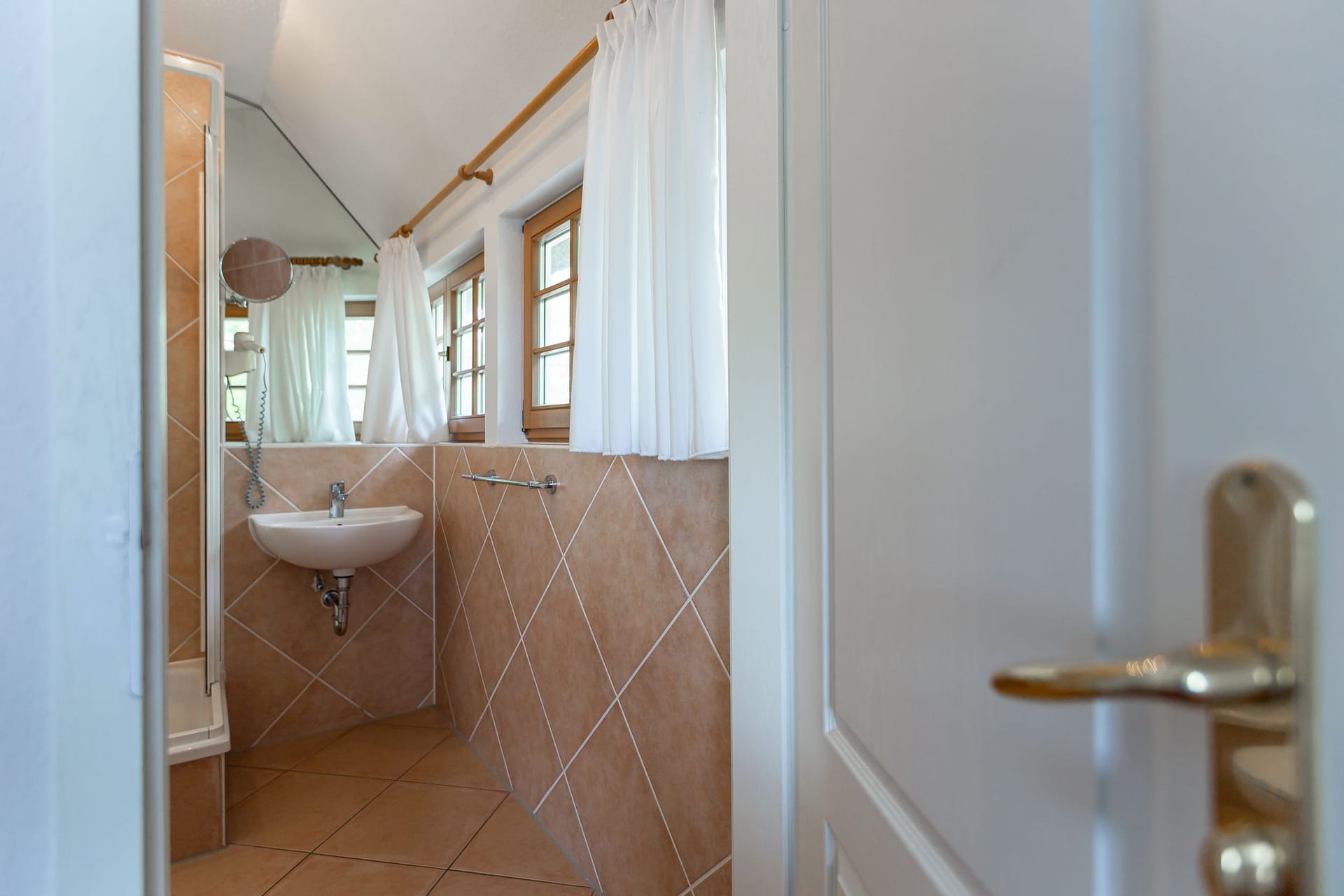 Badezimmer mit Waschbecken und Fenstern