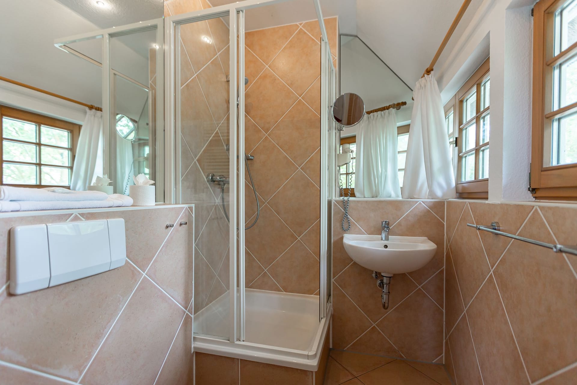 Badezimmer mit Dusche und Tageslicht