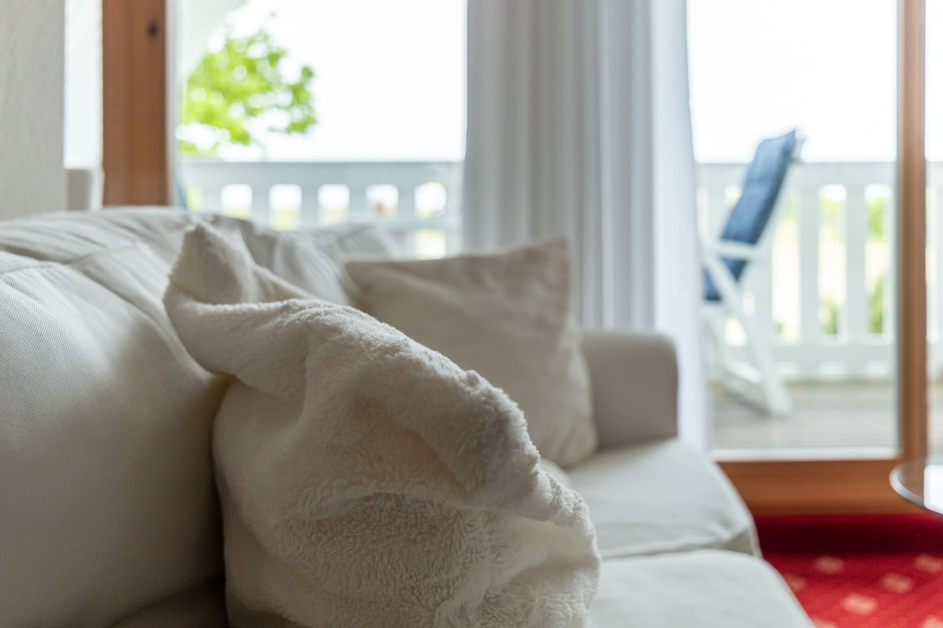 Sofa im Wohnzimmer mit Blick auf den Balkon