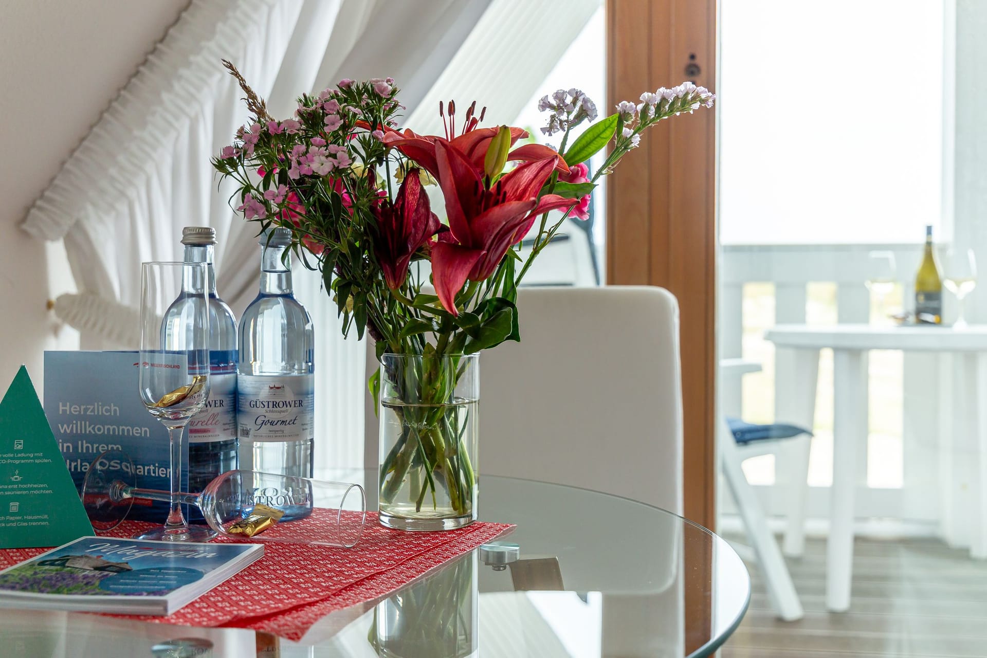 Heller Wohnraum mit Tisch und Blumen