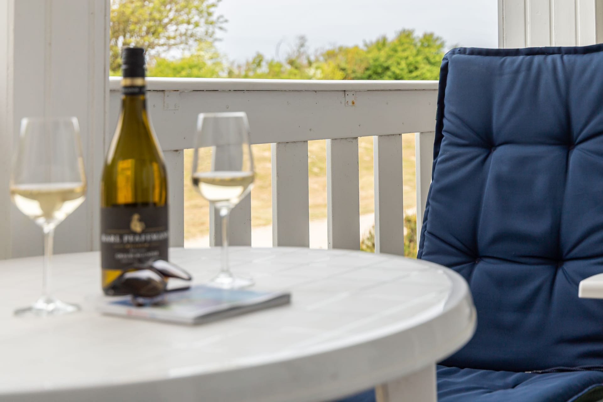 Balkon mit Tisch und Stuhl