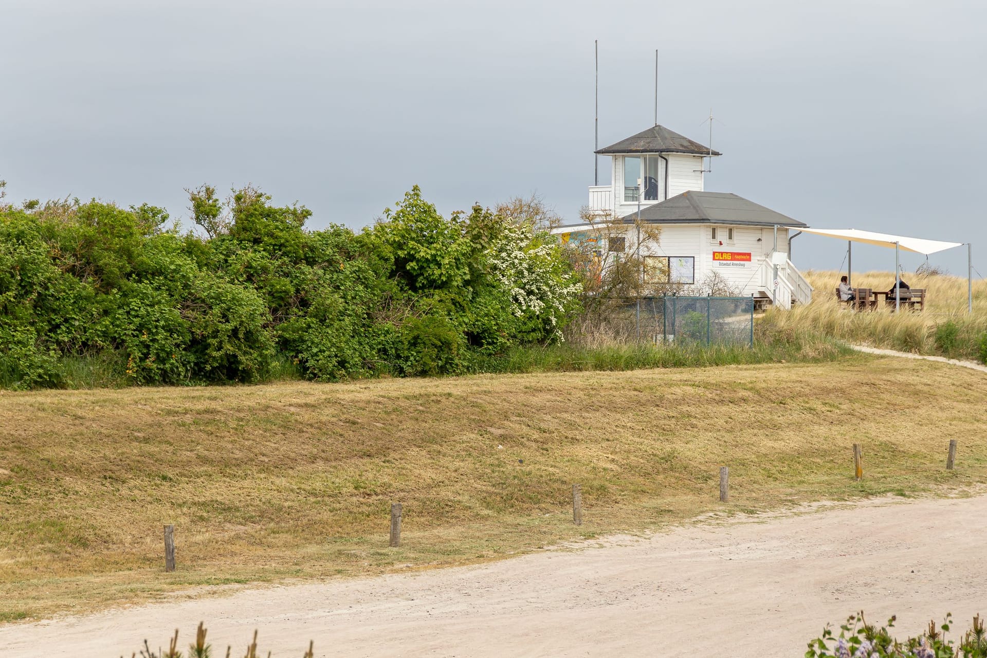 Rettungsturm am Strand mit umgebender Vegetation