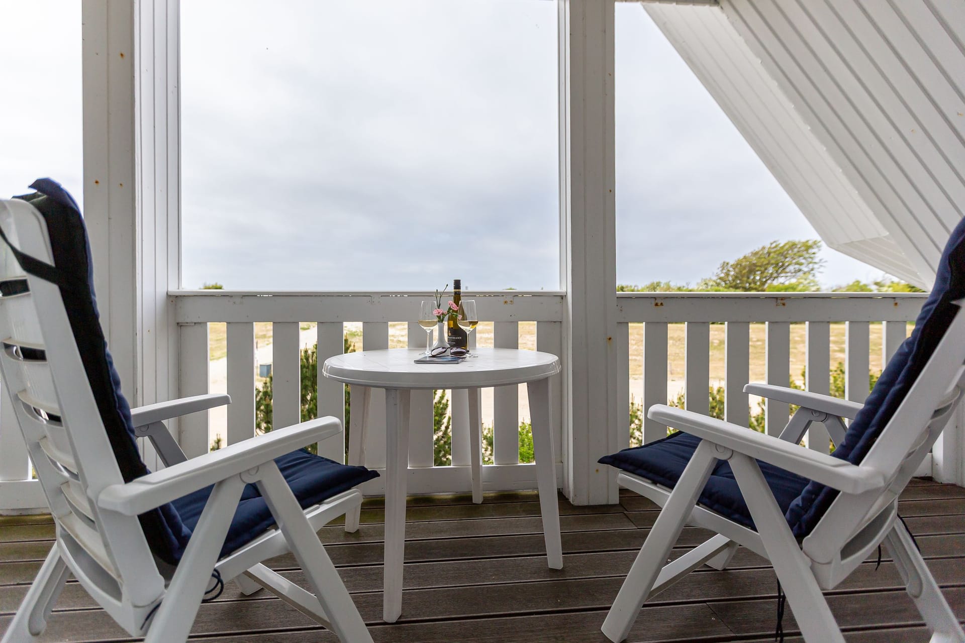 Gemütliche Terrasse mit Stühlen und Tisch