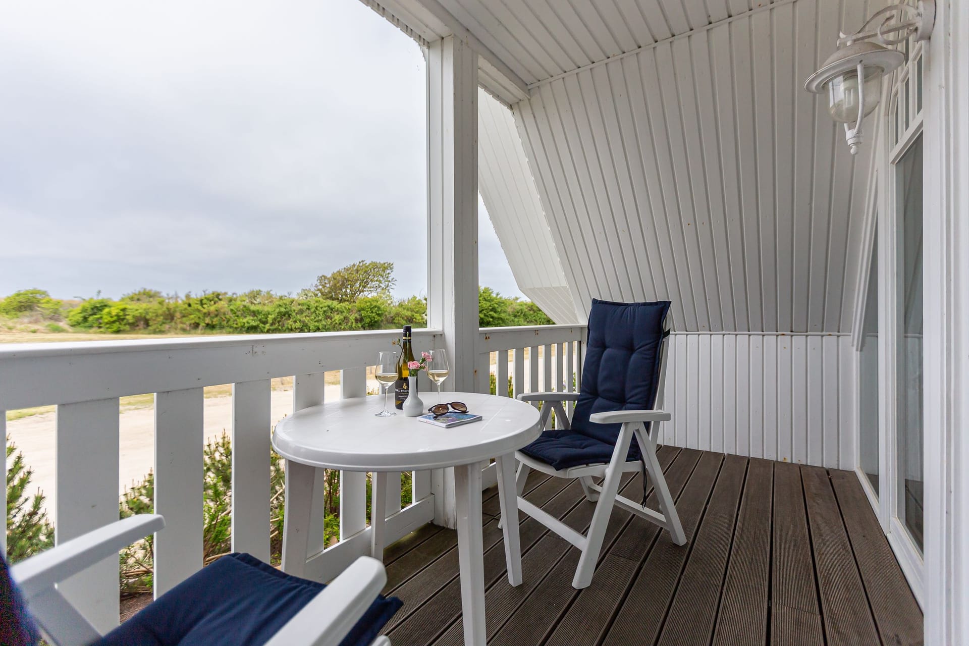 Gemütliche Terrasse mit Tisch und Stühlen