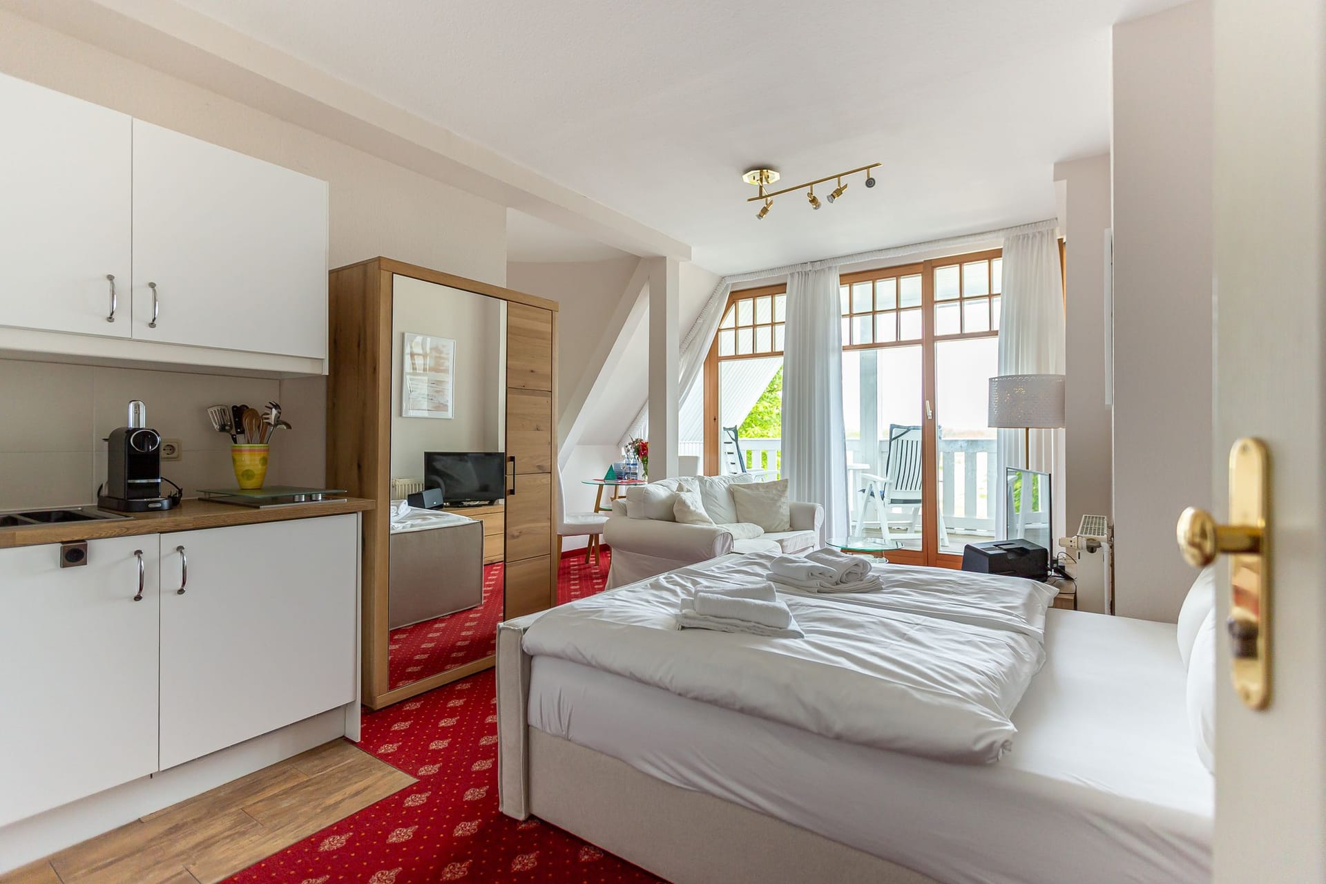 Schlafzimmer mit Doppelbett und Küchenzeile