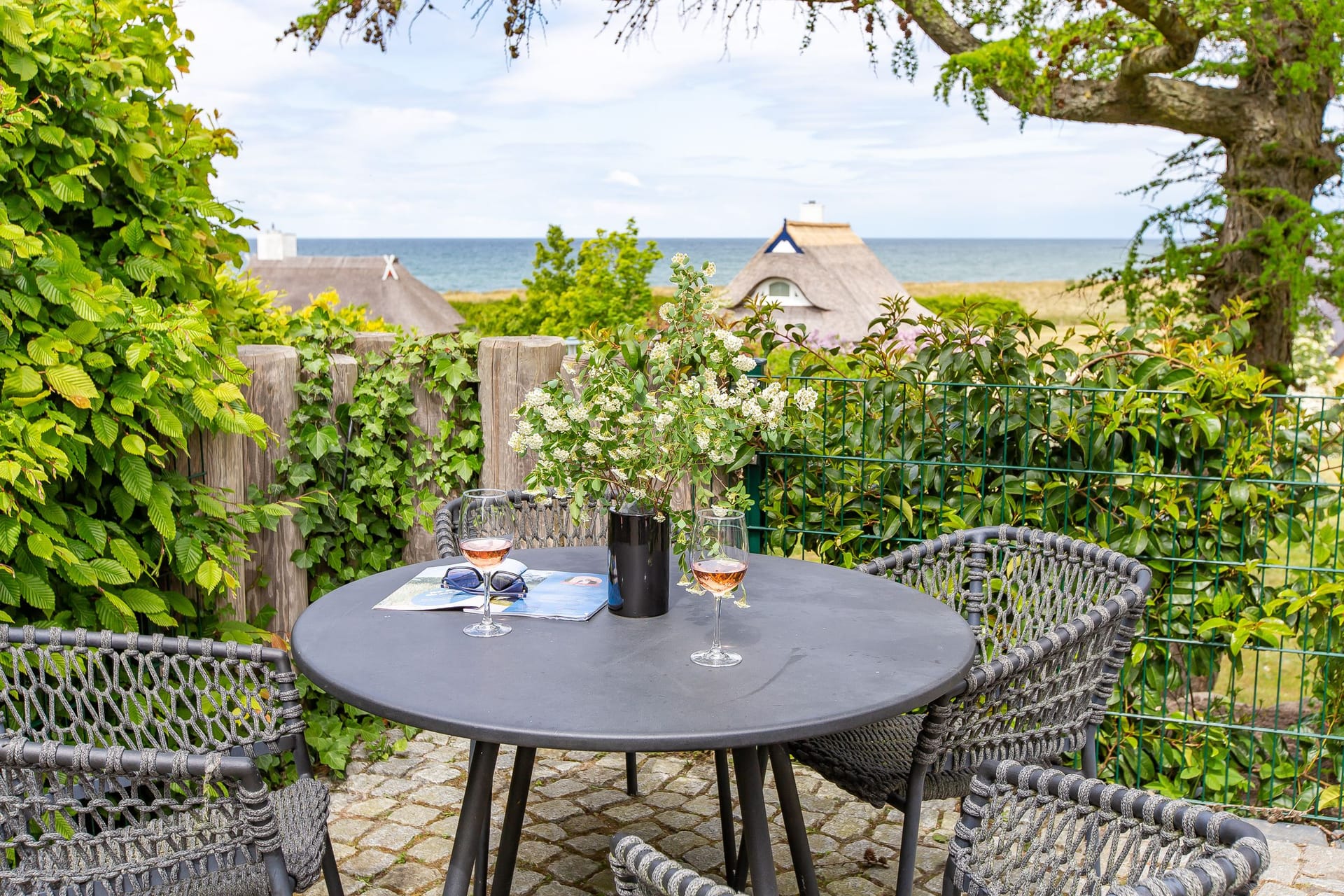 Terrasse mit Tisch und Blick auf das Meer