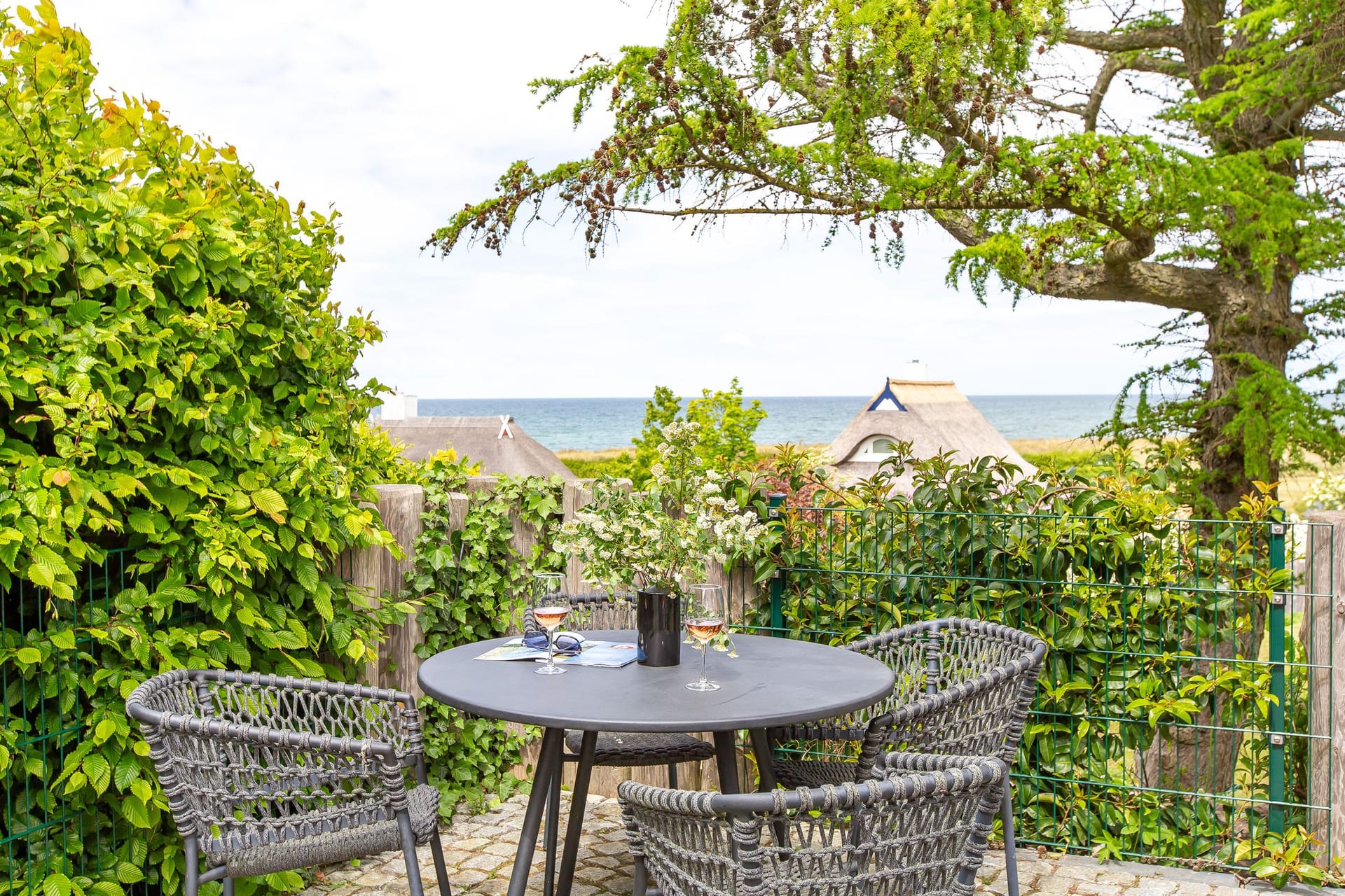 Gemütliche Terrasse mit Meerblick