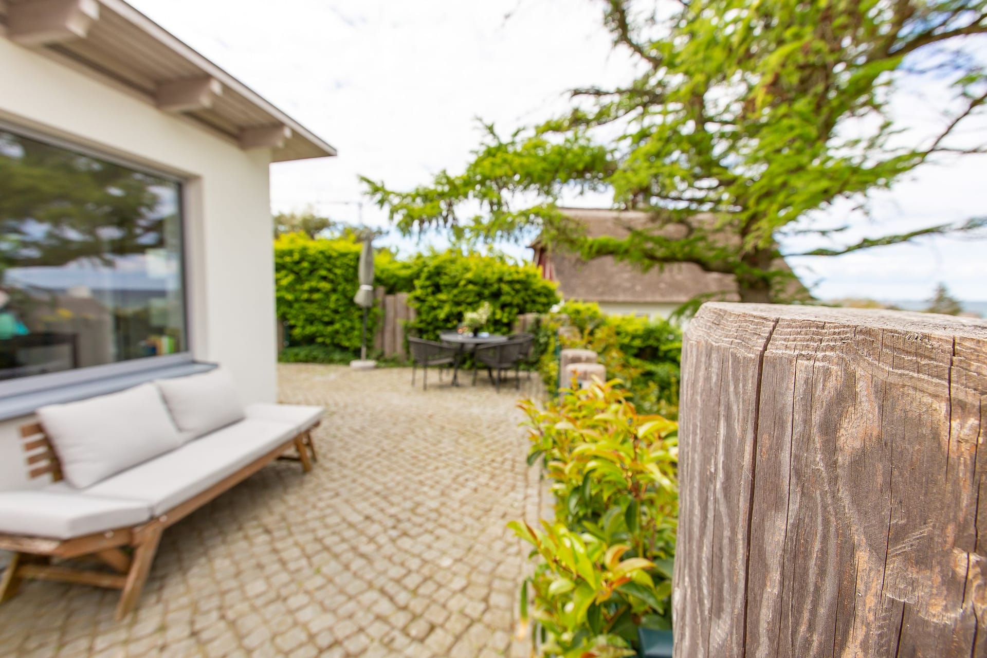 Einladende Terrasse mit Sitzbereich