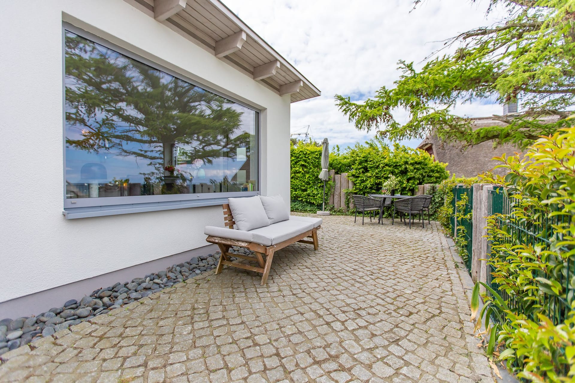 Terrasse mit Sitzgelegenheit und Blick ins Grüne