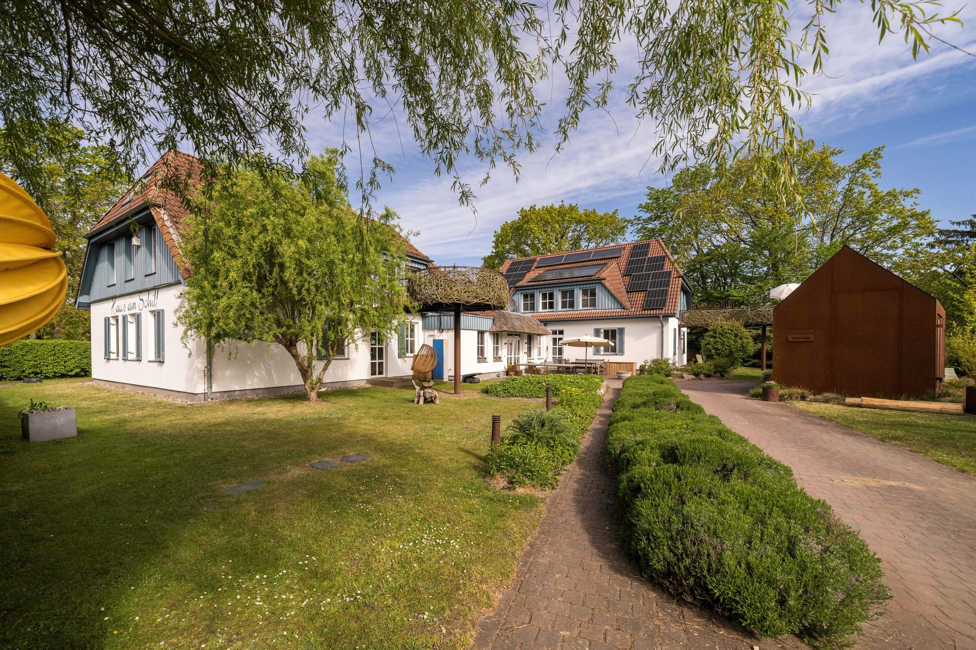 Außenansicht eines Hauses im Grünen