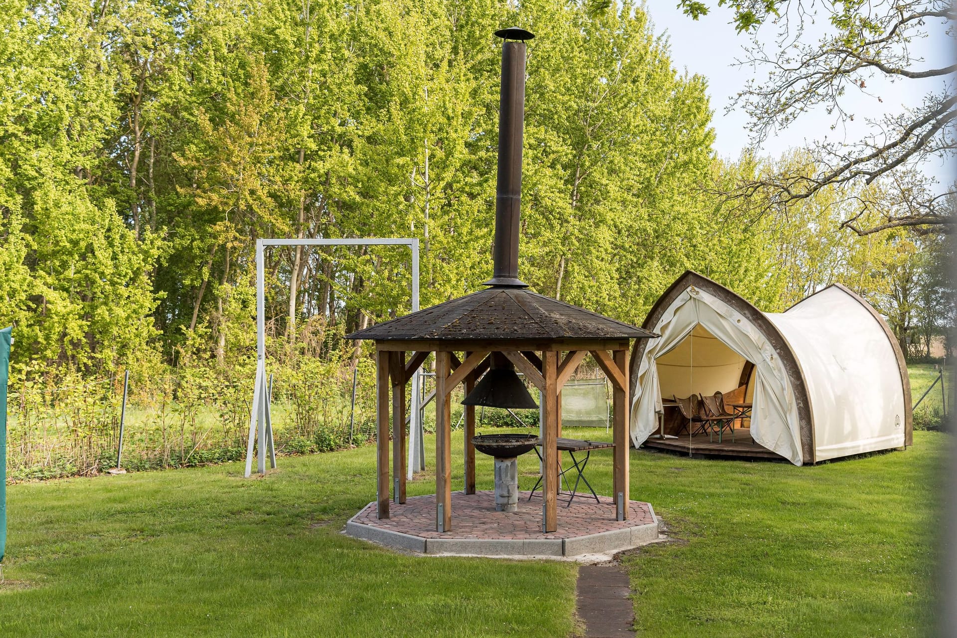 Grillplatz mit überdachter Feuerstelle