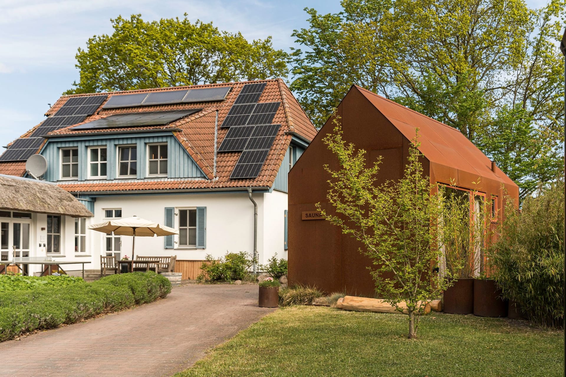 Moderne Ferienhaus mit Solarzellen und Garten