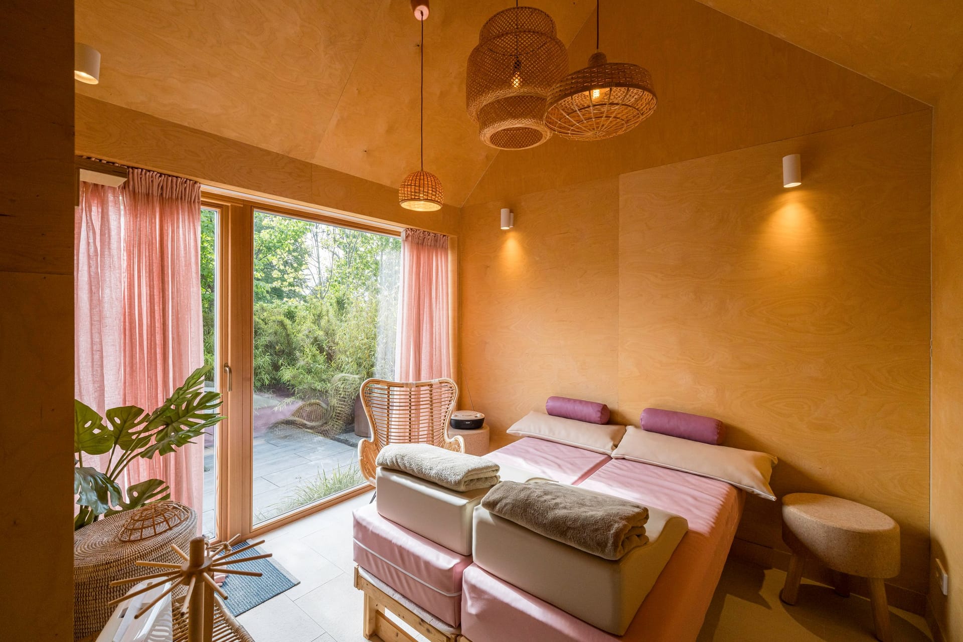 Schlafzimmer mit Gartenblick und Doppelbett