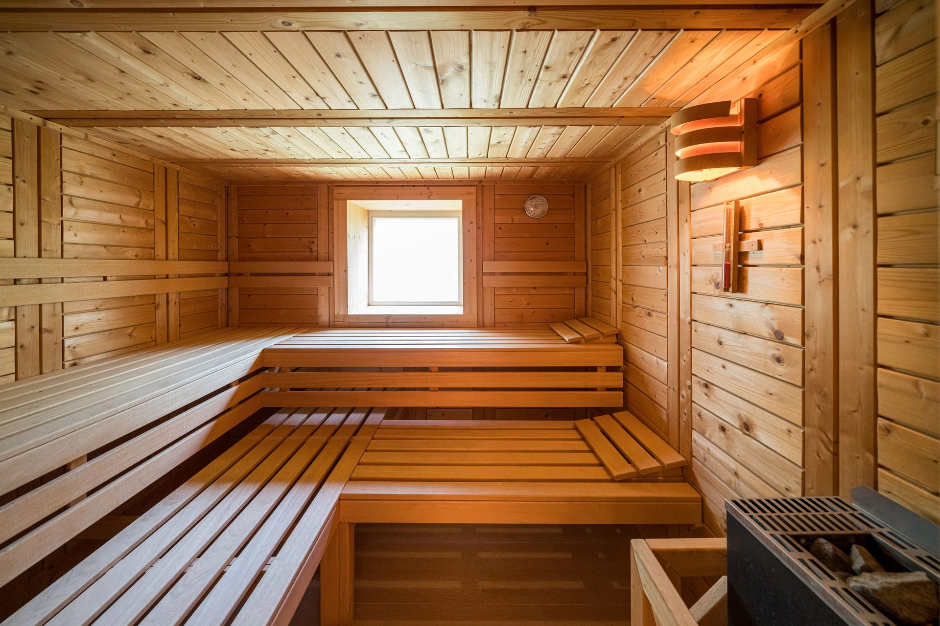 Sauna mit Holzbänken und Fenster