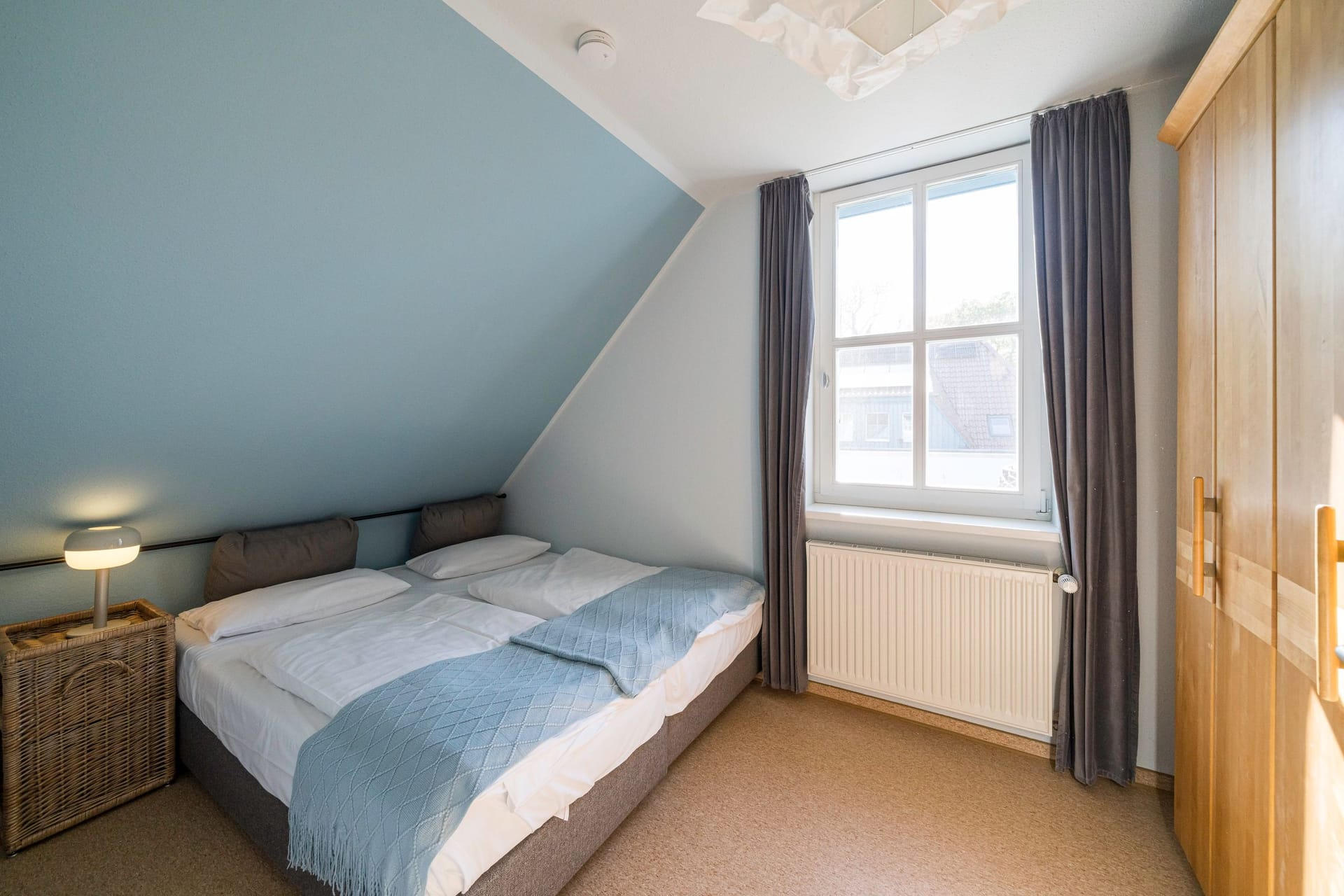 Schlafzimmer mit Doppelbett und Fenster