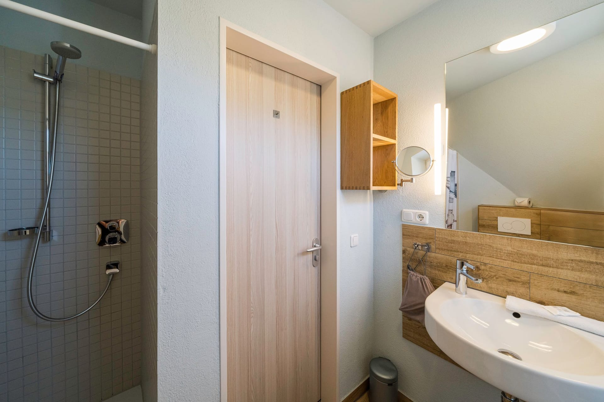 Badezimmer mit moderner Dusche und Waschbecken