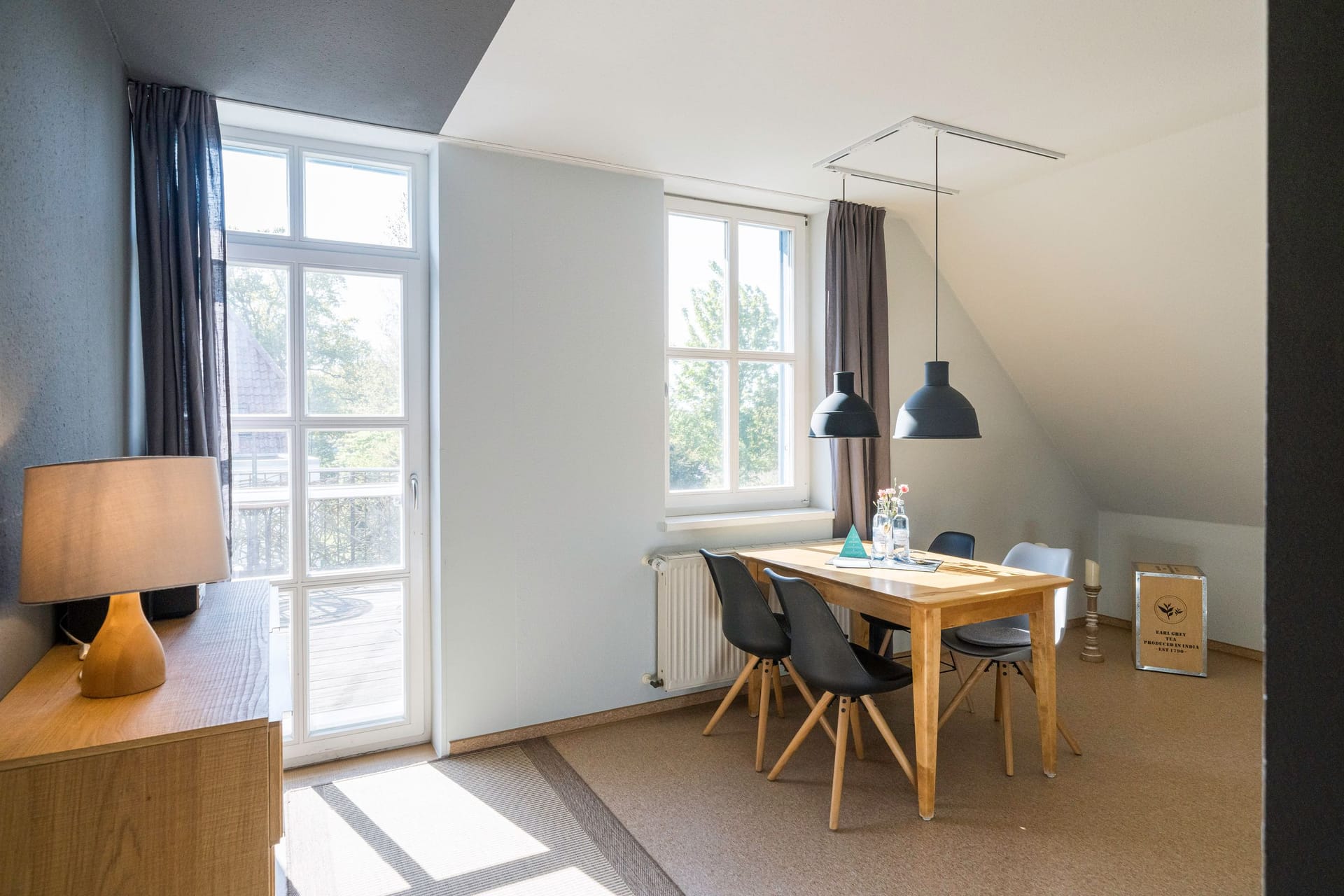 Moderner Essbereich mit Tisch und Stühlen