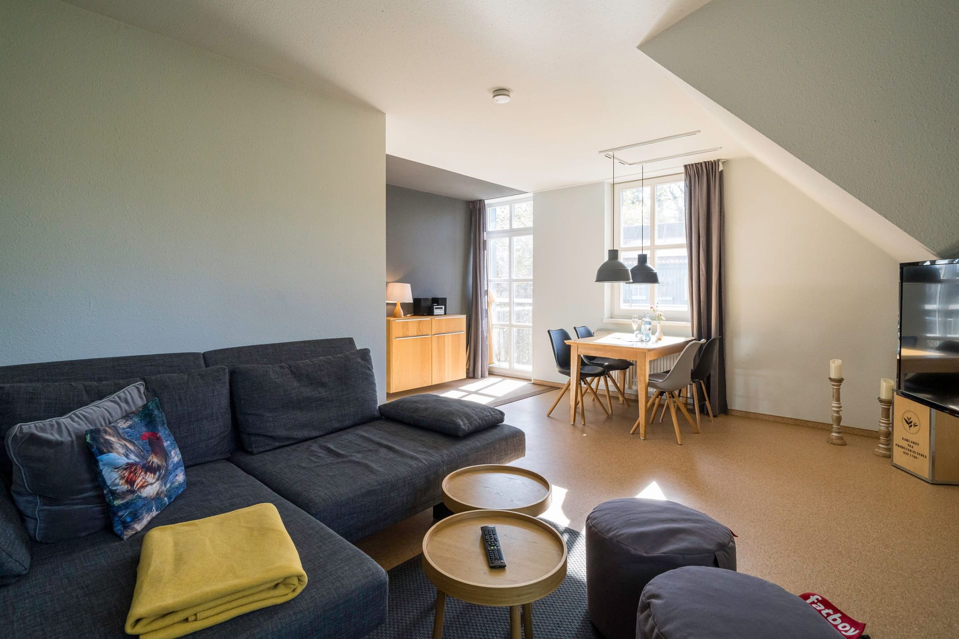 Helles Wohnzimmer mit Sofa und Esstisch