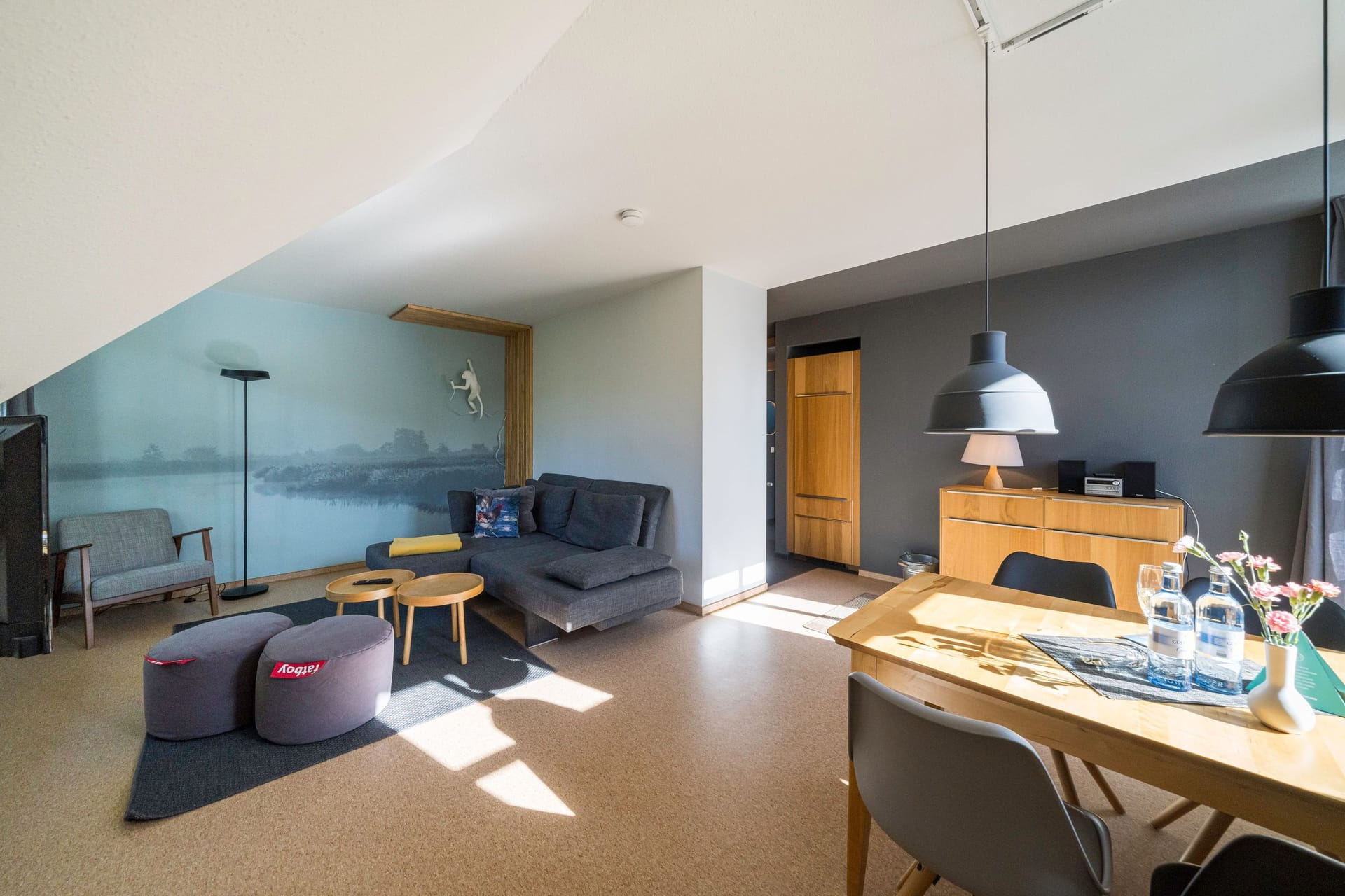 Gemütliches Wohnzimmer mit Sofa und Esstisch