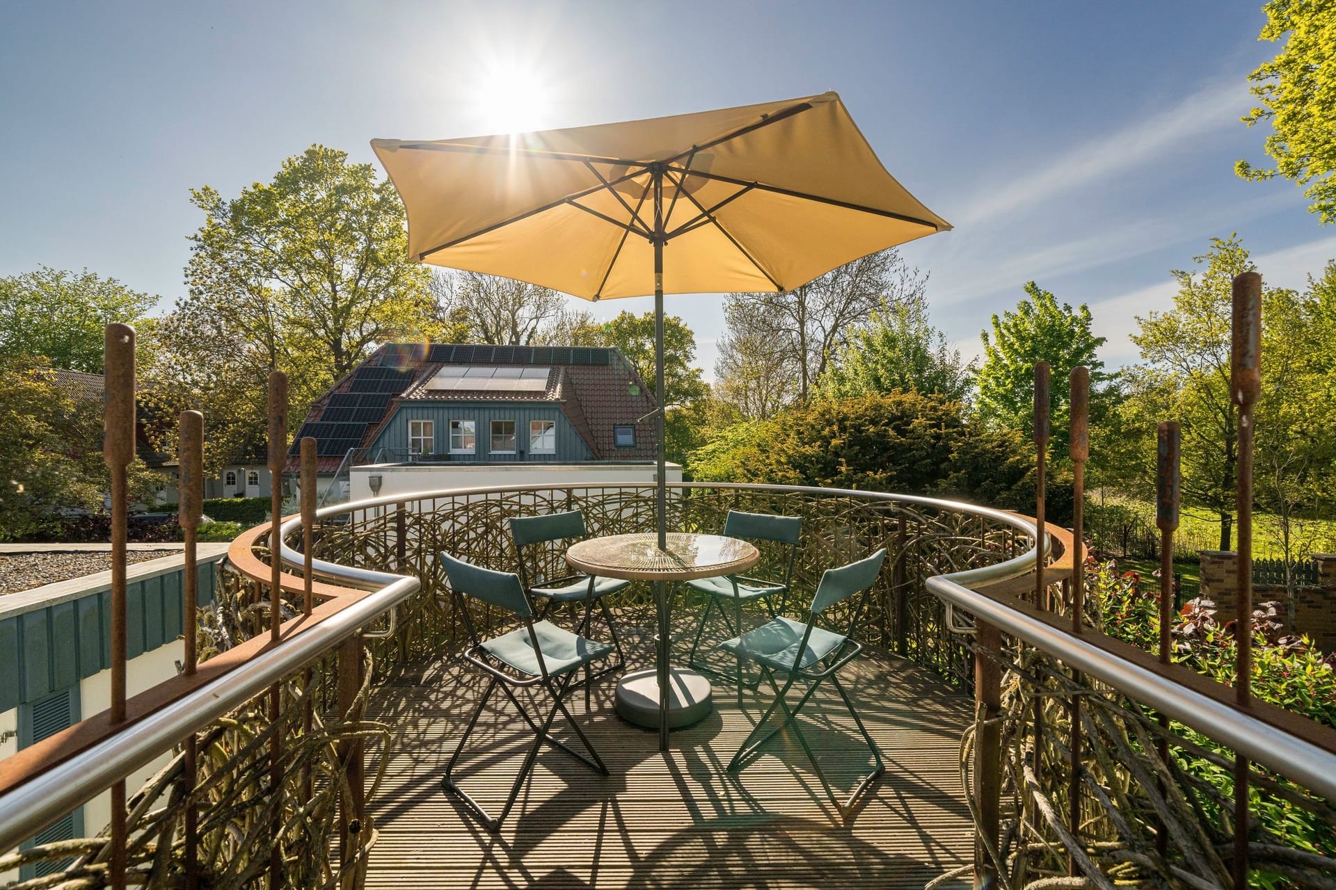 Terrasse mit Tisch und Stühlen