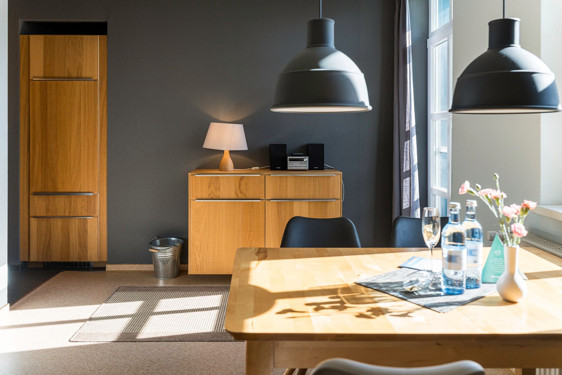 Moderne Küche mit Tisch und Stühlen