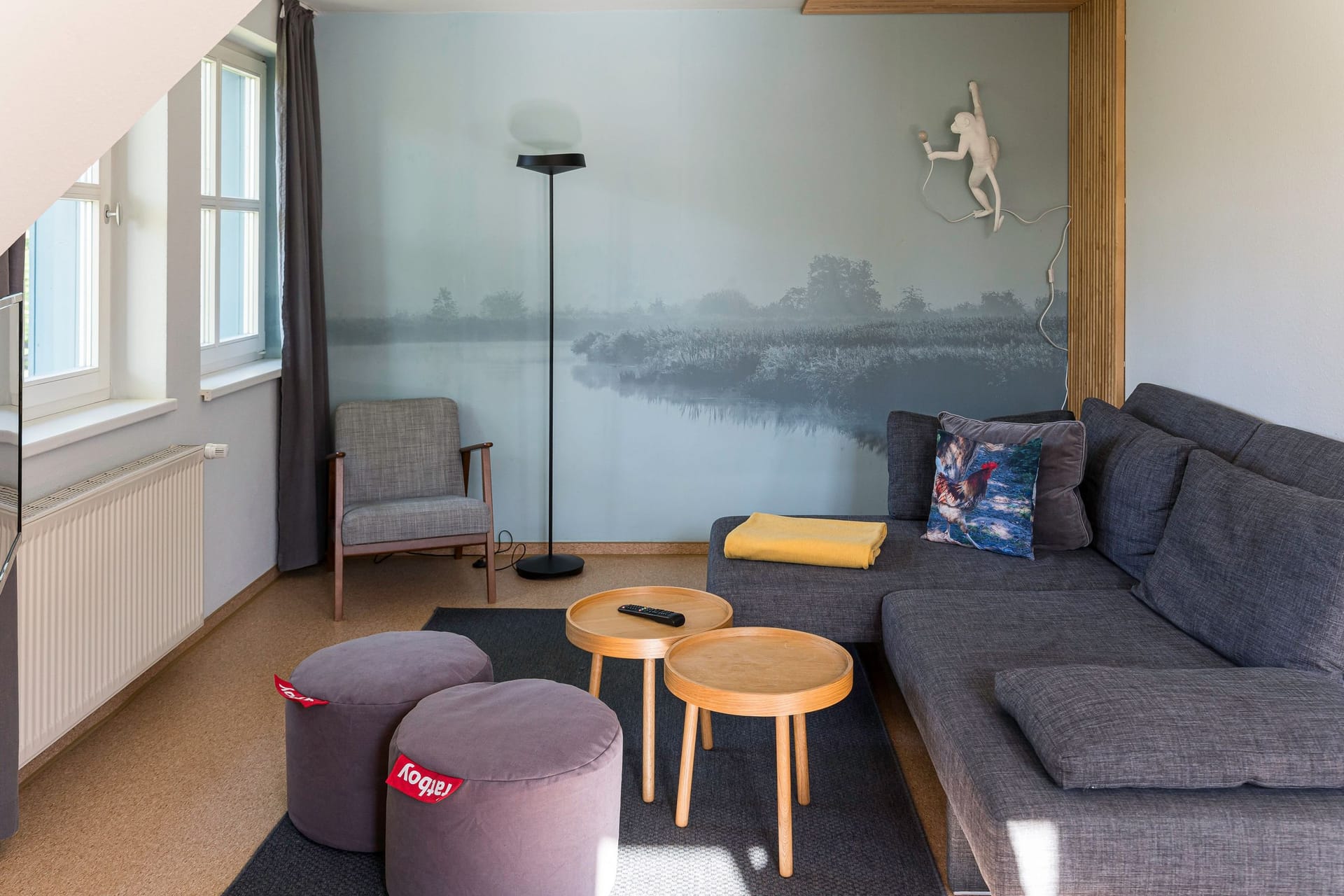 Gemütliches Wohnzimmer mit Sofa und Tischen