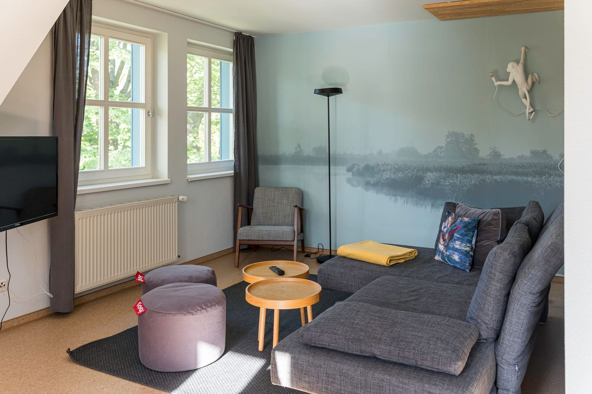 Gemütliches Wohnzimmer mit Sofa und Fernseher