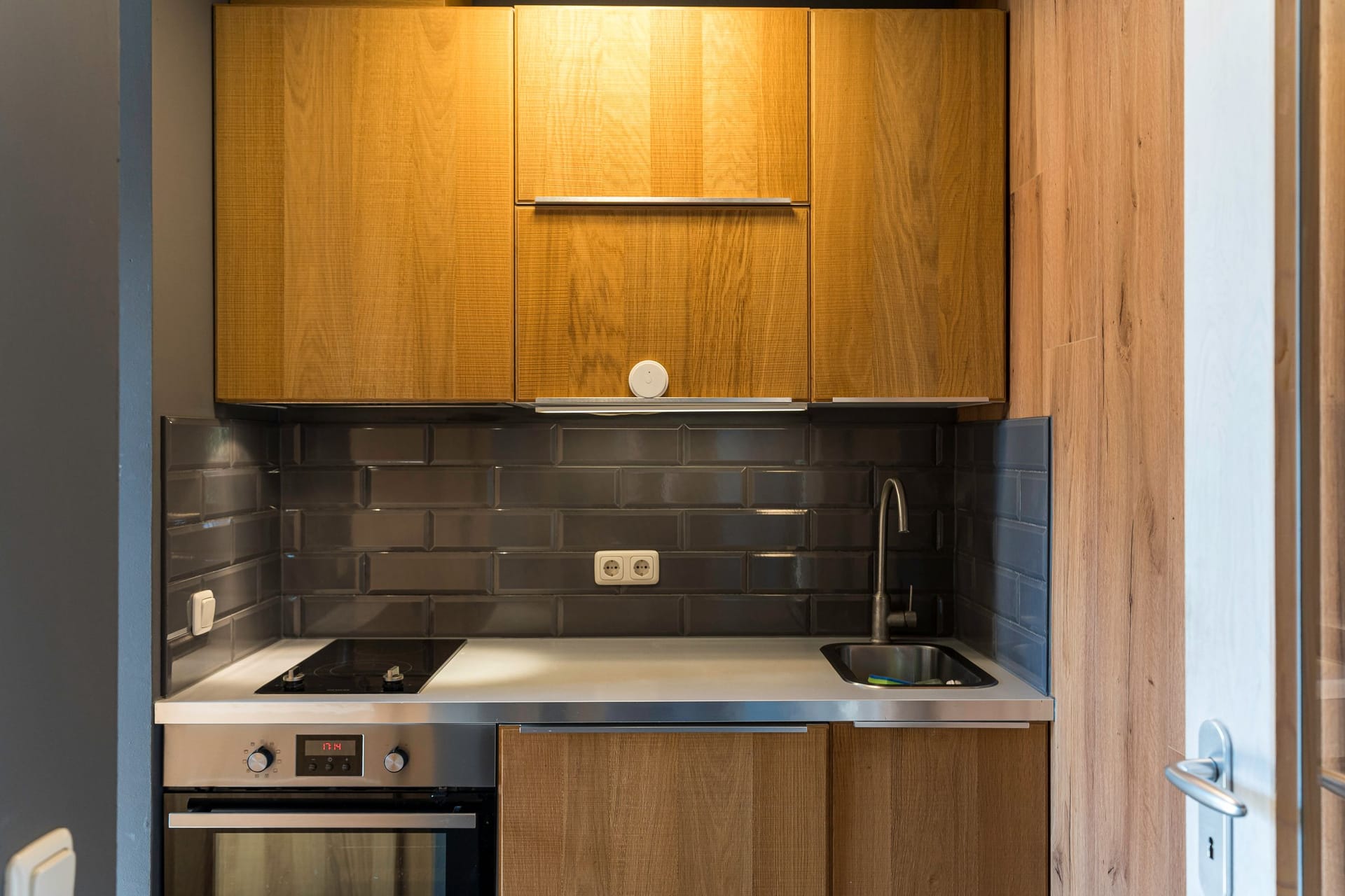 Moderne Küche mit Holzschränken