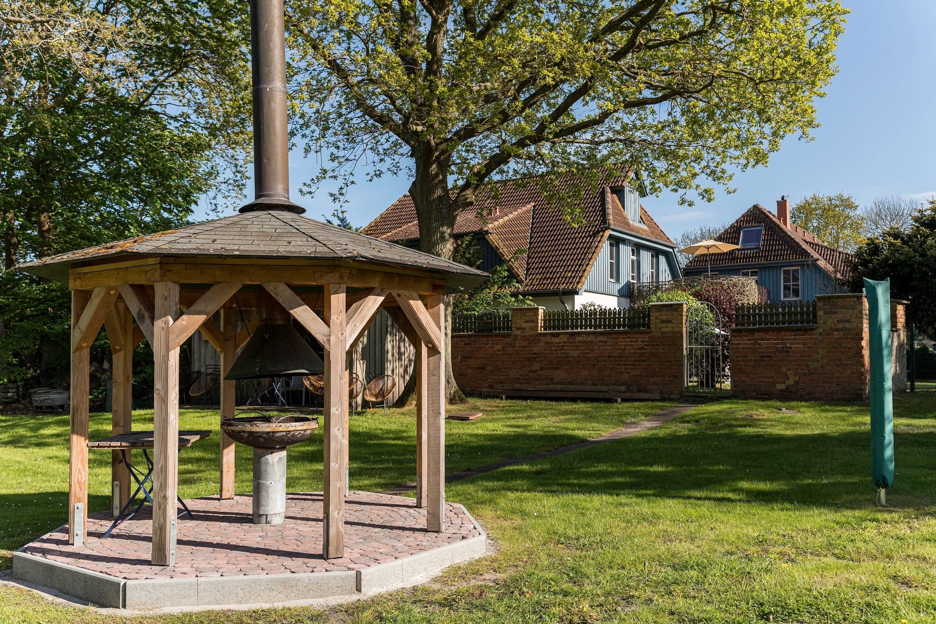 Pavillon im Garten mit Grillplatz