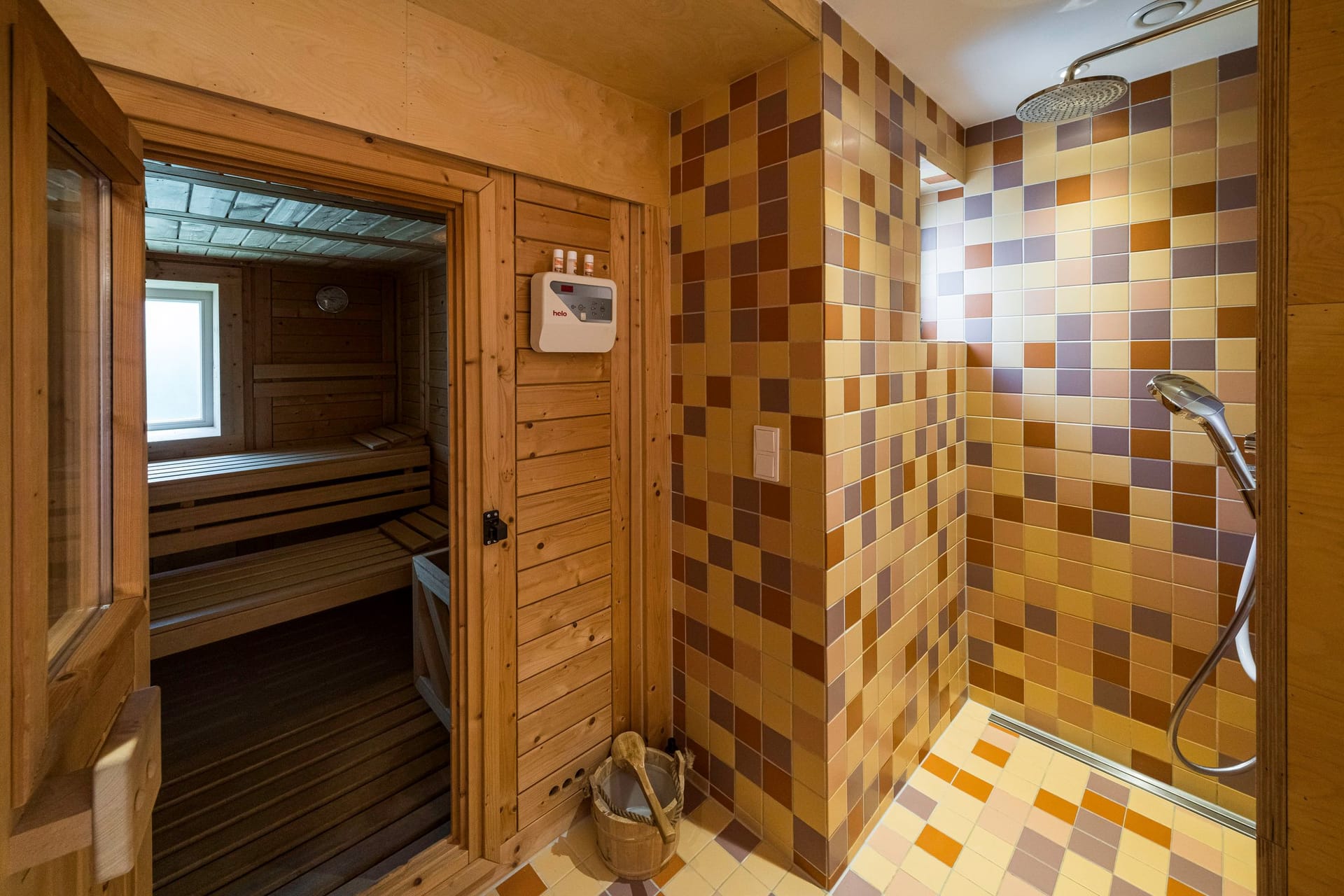 Gemütliche Sauna mit Duschbereich