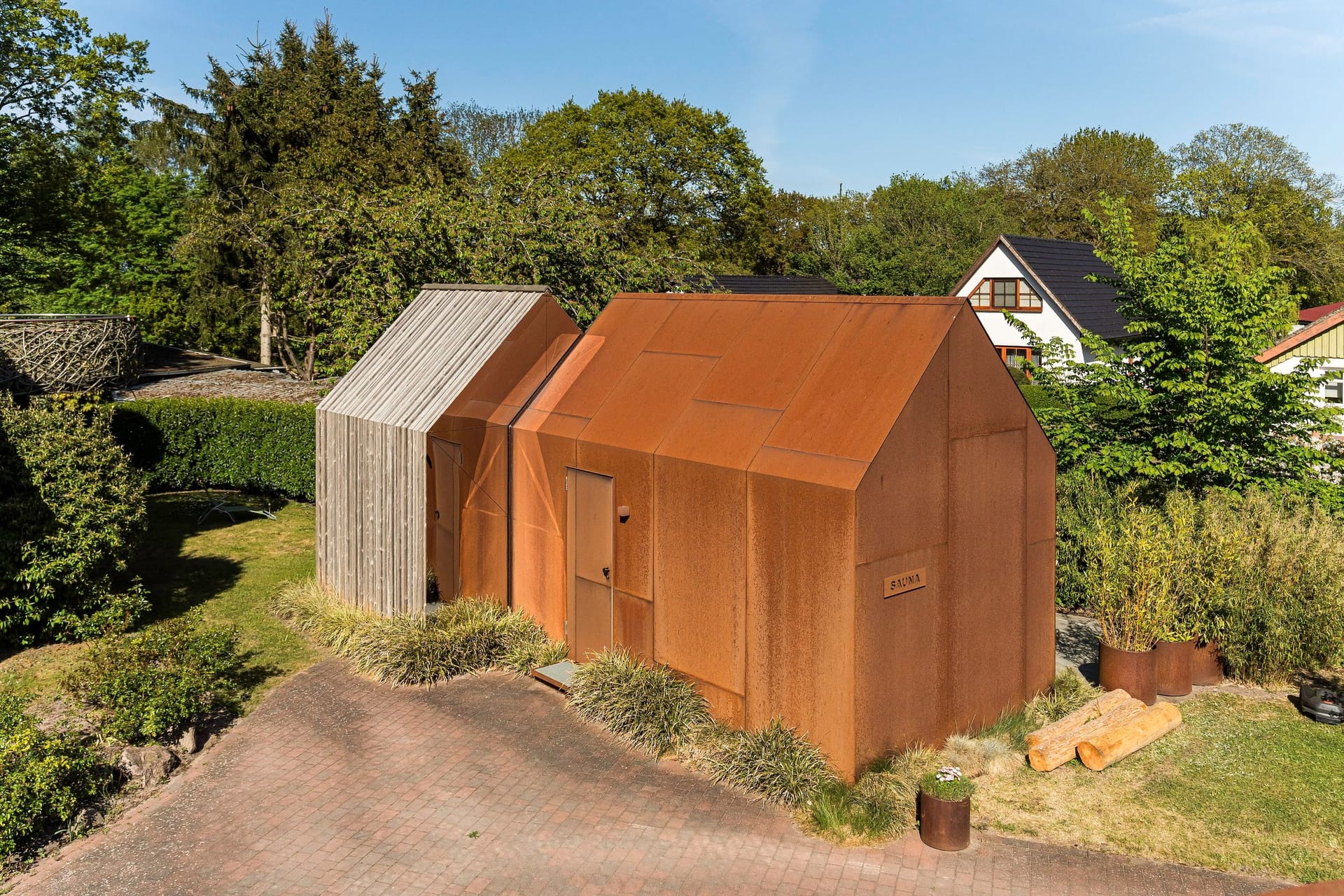 Moderne Außenansicht eines Ferienhauses
