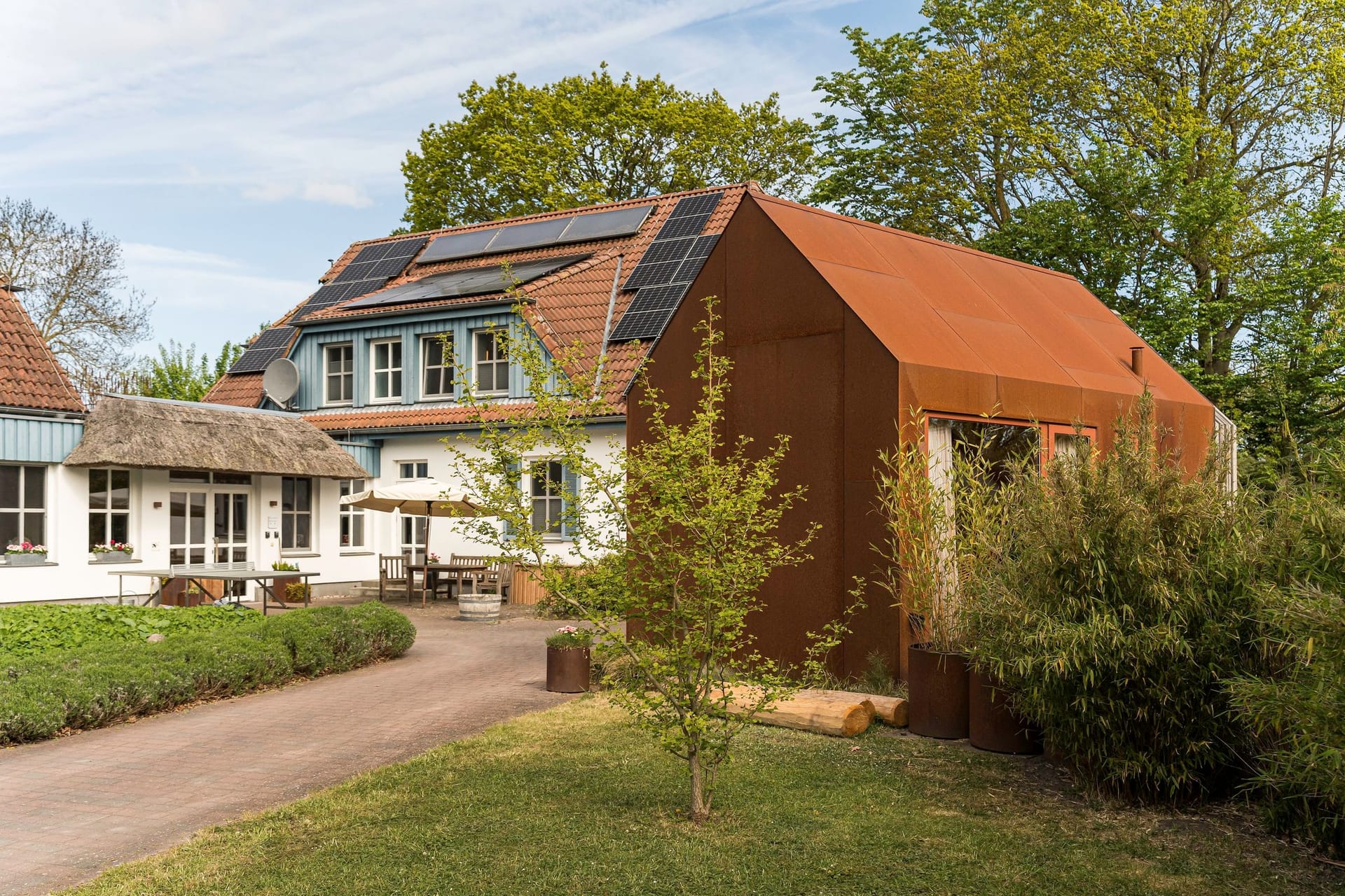 Außenansicht eines modernen Gebäudes mit Garten