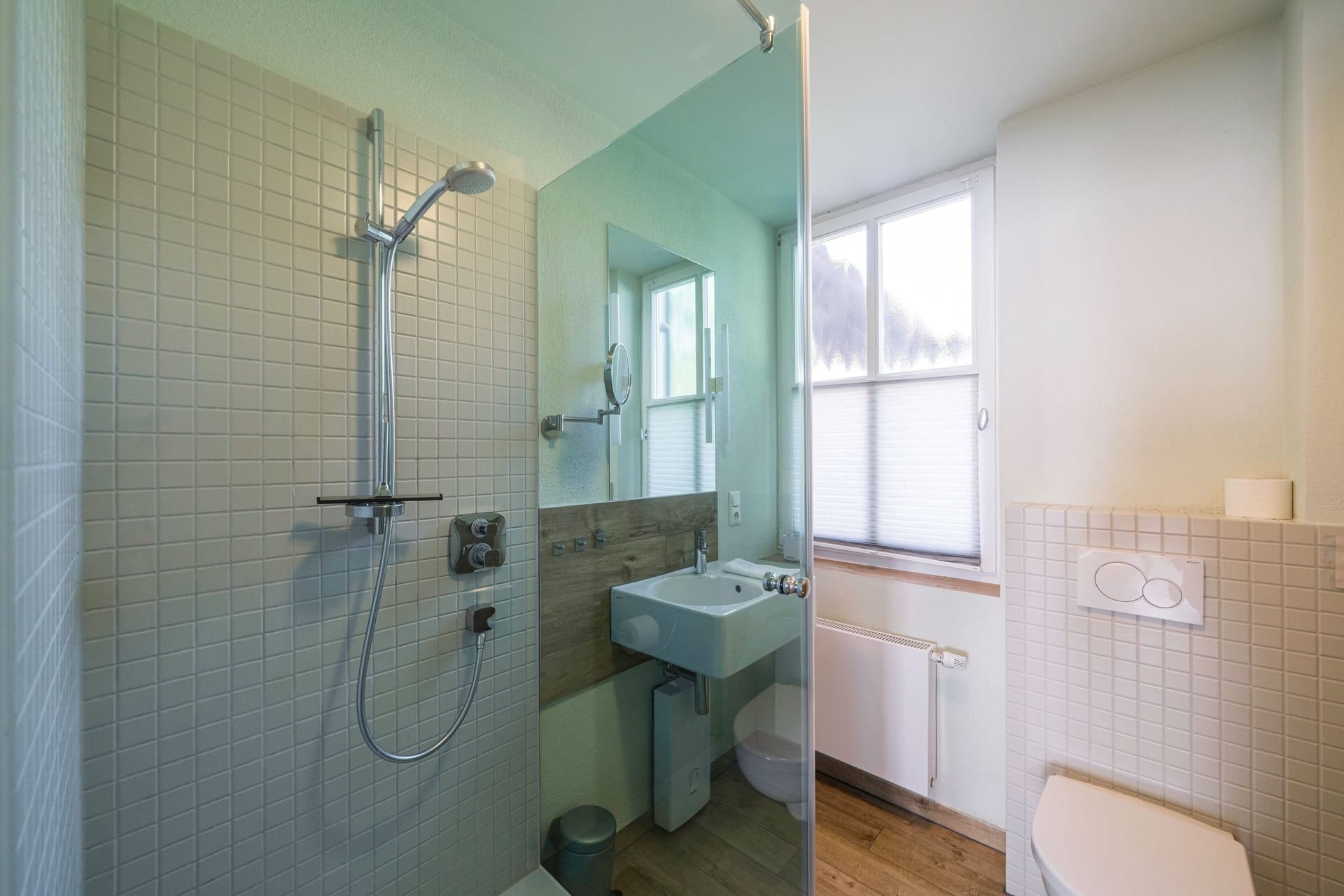 Helles Badezimmer mit Dusche und Waschbecken