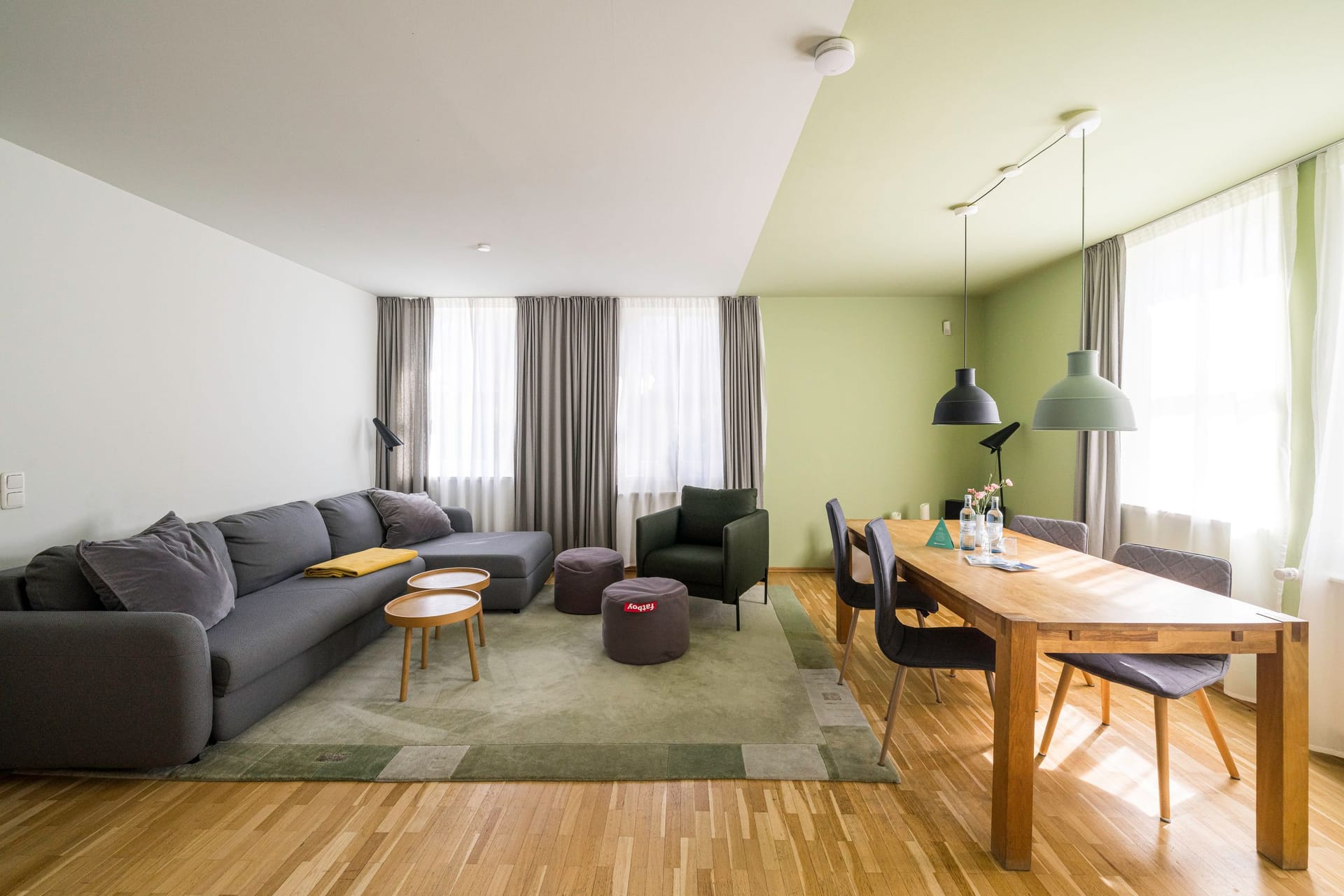 Modernes Wohnzimmer mit Sofa und Naturlich Licht
