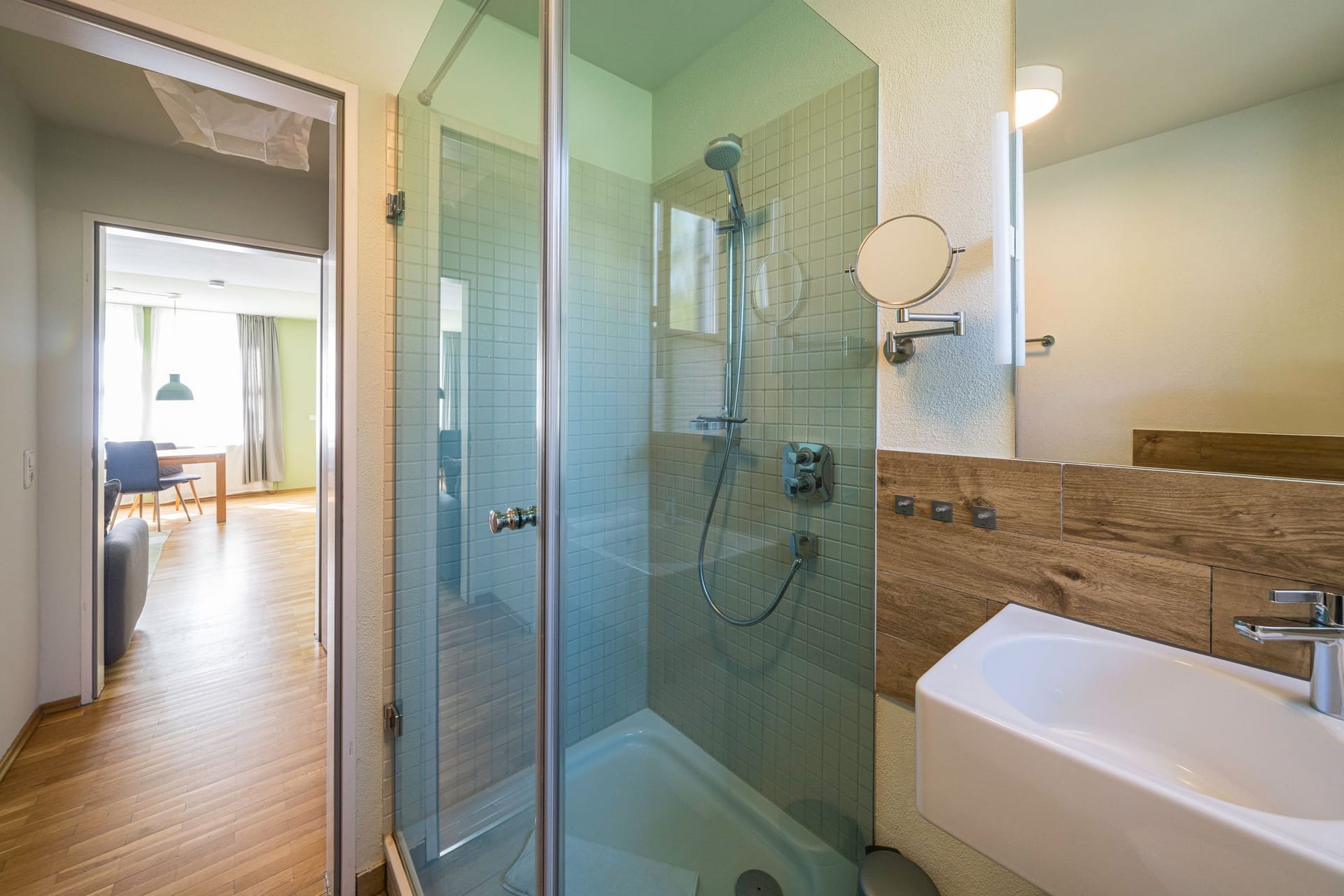 Modernes Badezimmer mit Dusche und stilvollem Waschbecken