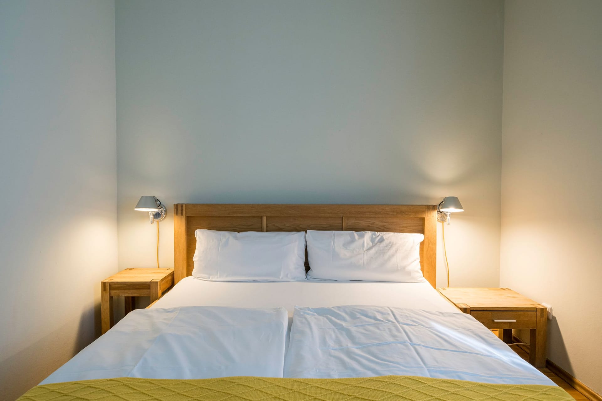 Gemütliches Schlafzimmer mit Doppelbett
