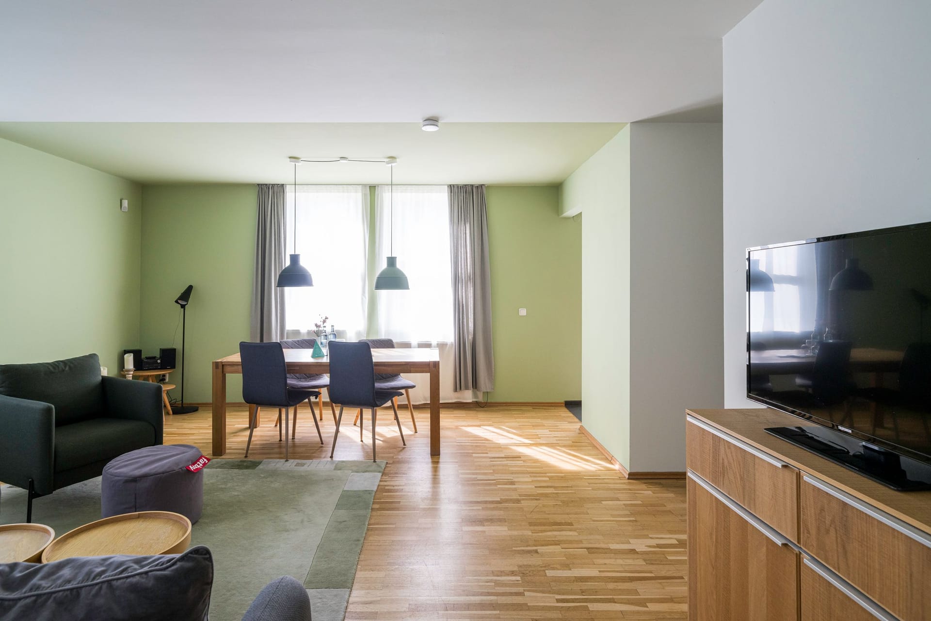 Helles Wohnzimmer mit modernem Flair