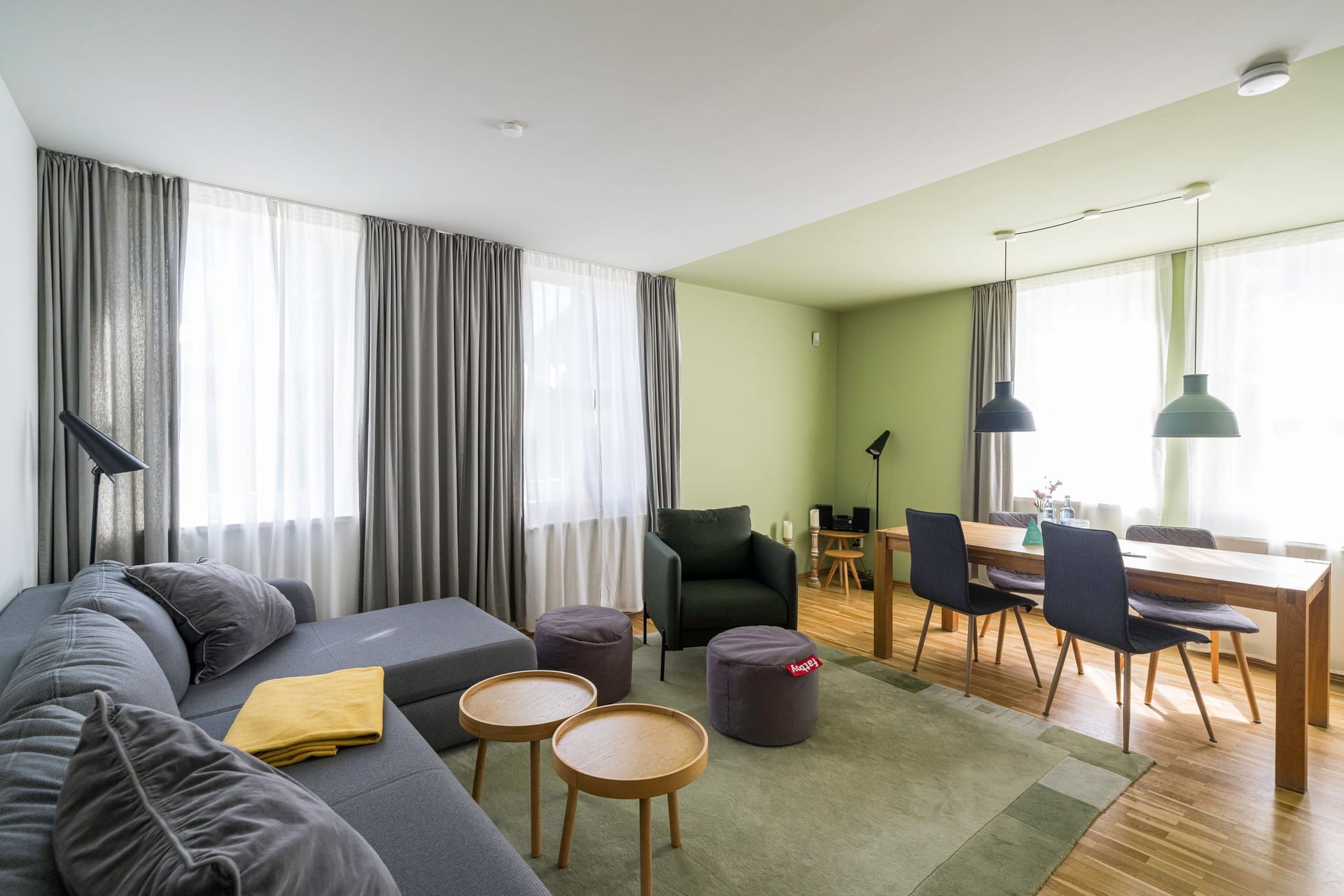 Wohnzimmer mit hellen Fenstern und modernem Design