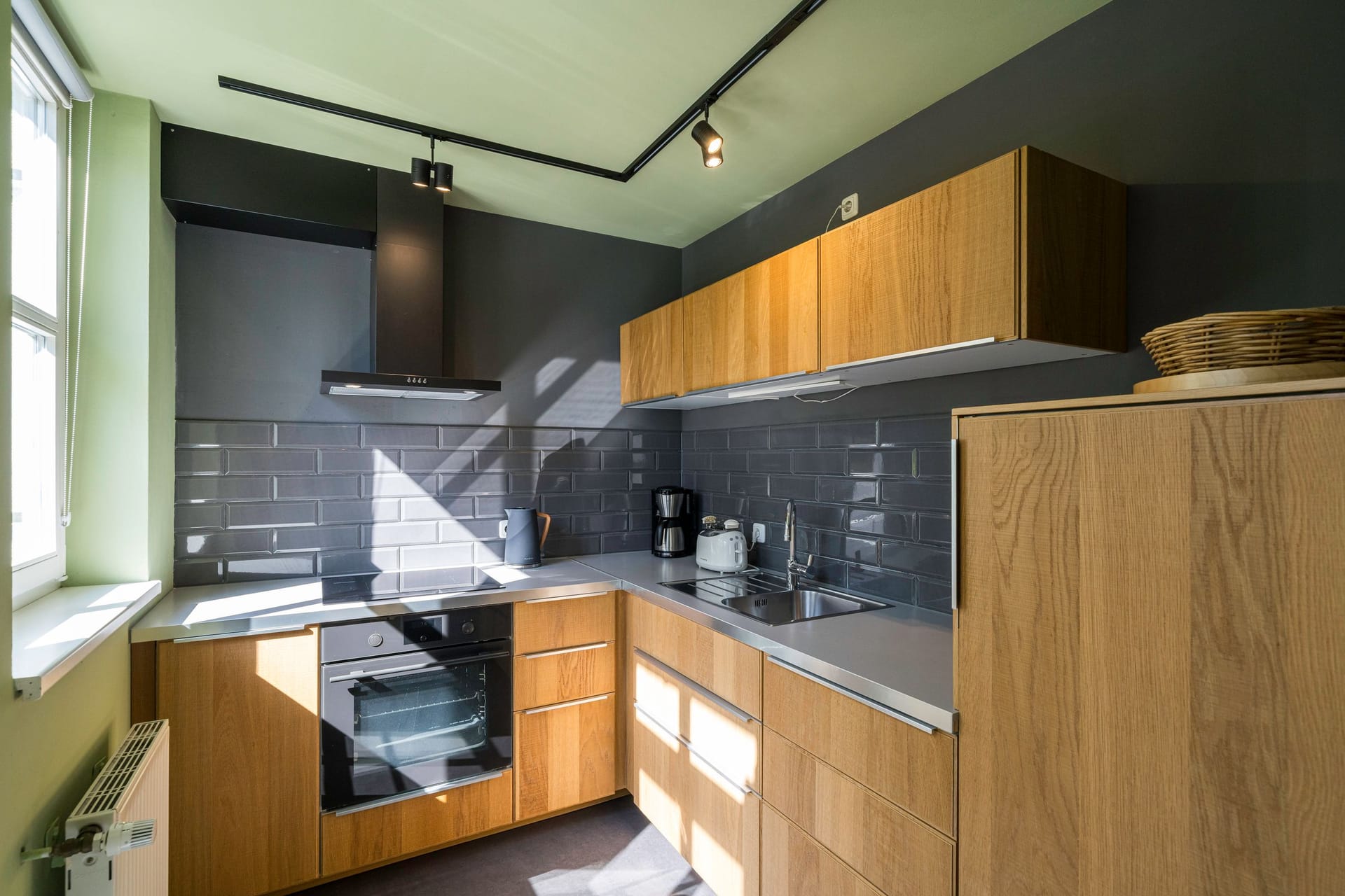 Moderne Küche mit Holzschränken