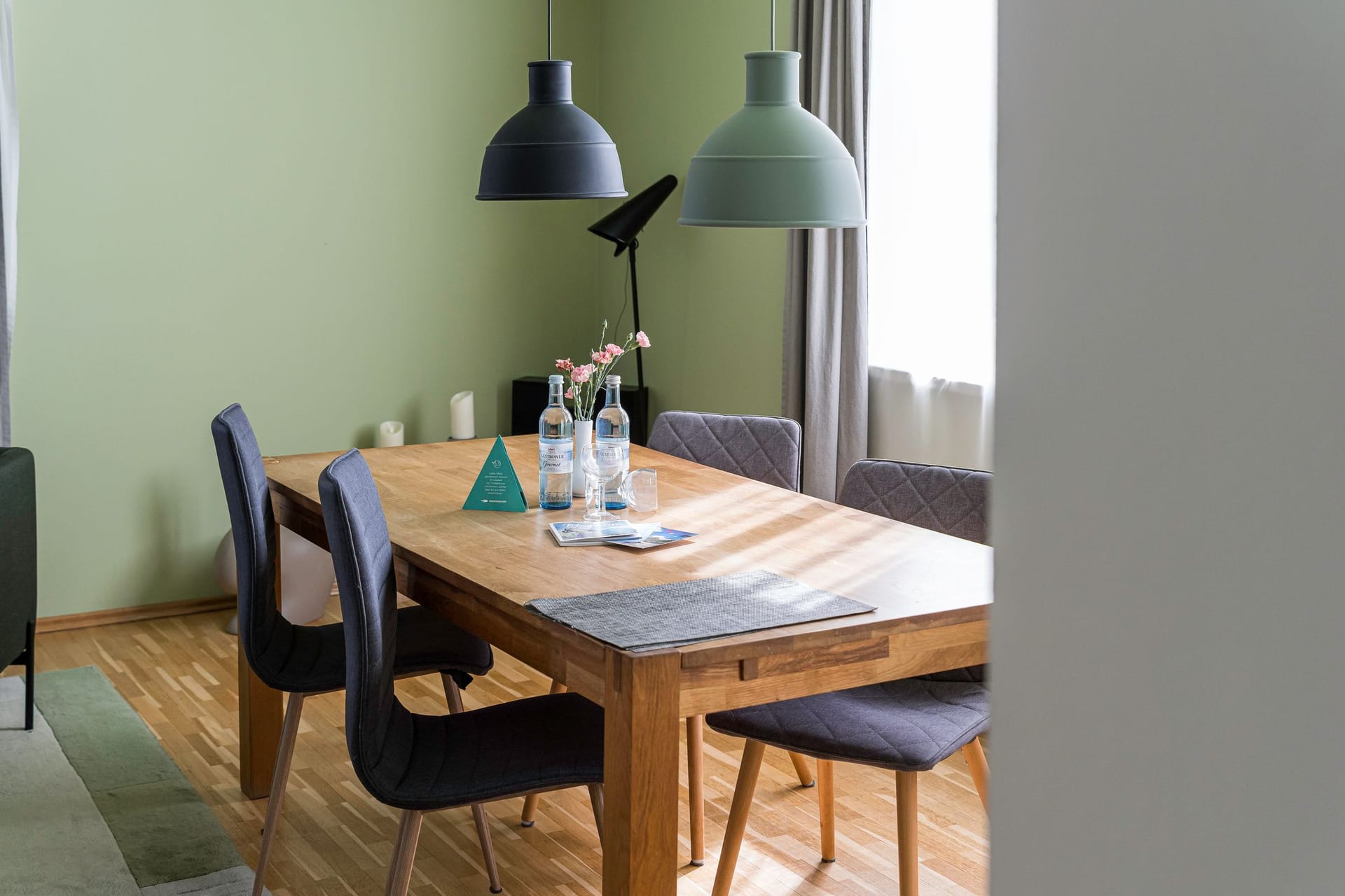 Wohnzimmer mit modernem Esstisch und bequemen Stühlen
