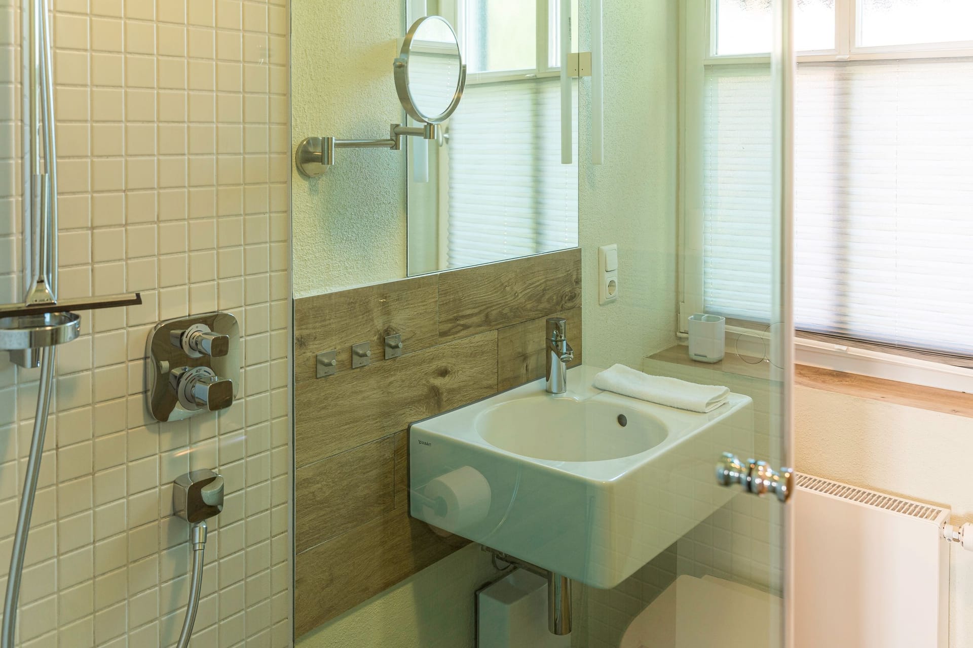 Helles Badezimmer mit moderner Dusche und Waschbecken