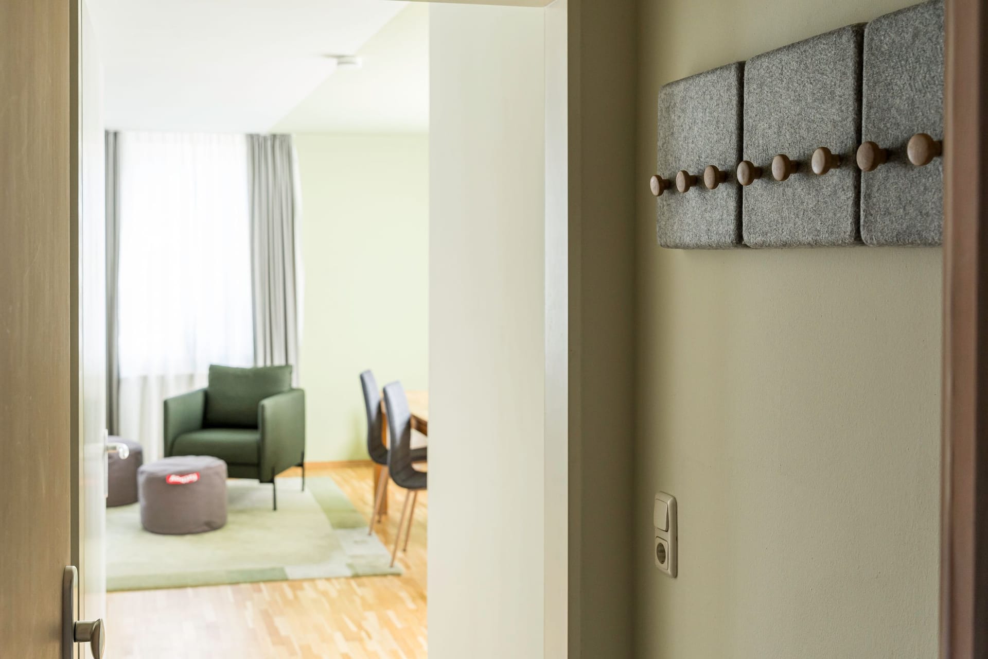 Helles Wohnzimmer mit grünen Möbeln