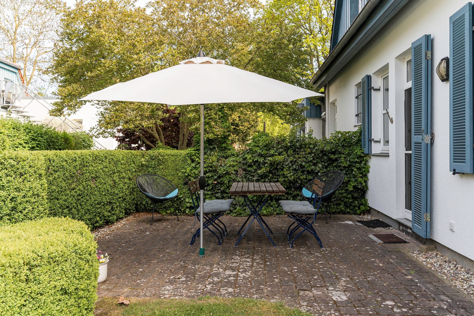 Terrasse mit Tisch und Stühlen