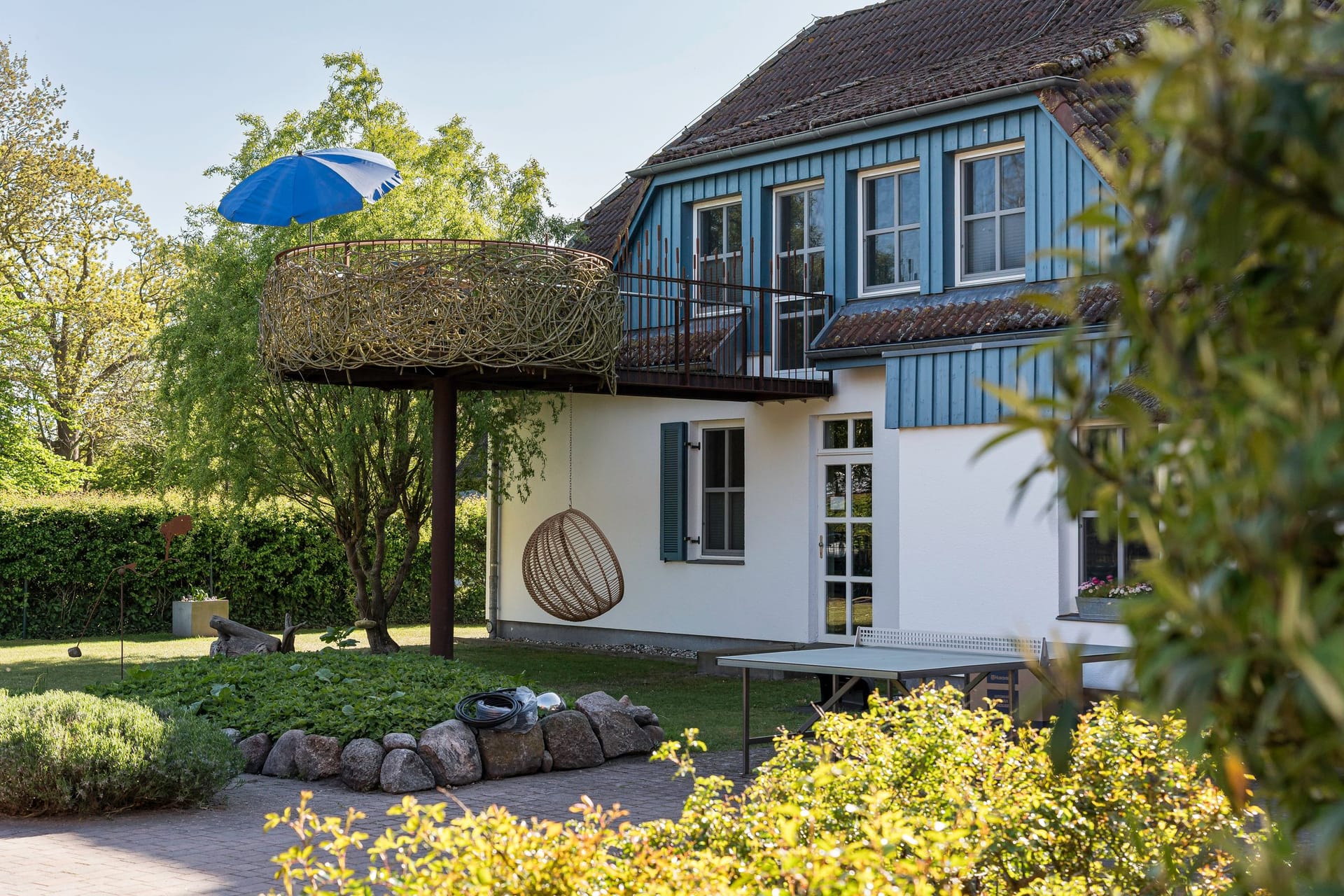 Terrasse mit Hängematte und Sonnenschirm