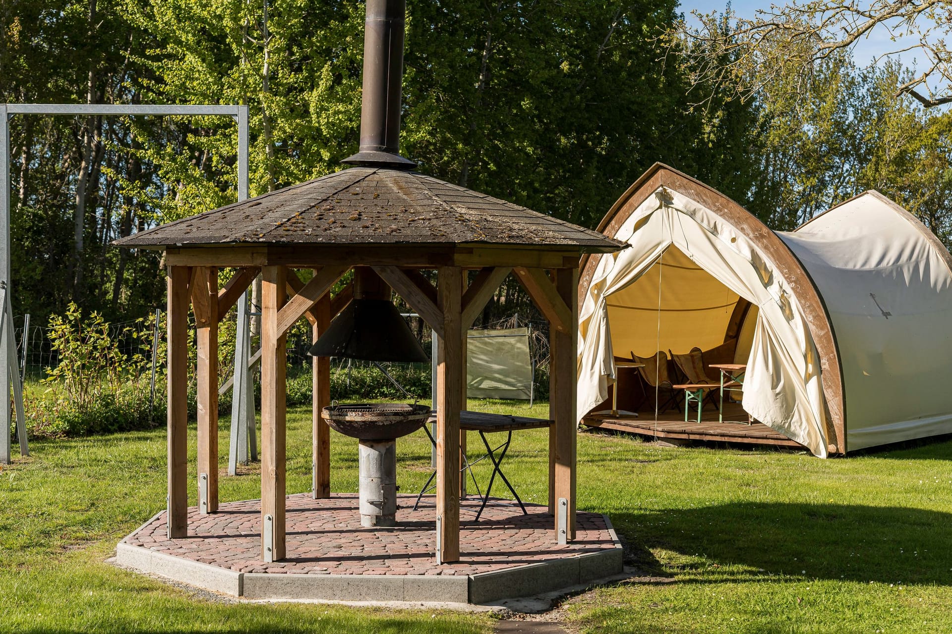 Grillplatz mit überdachtem Grill