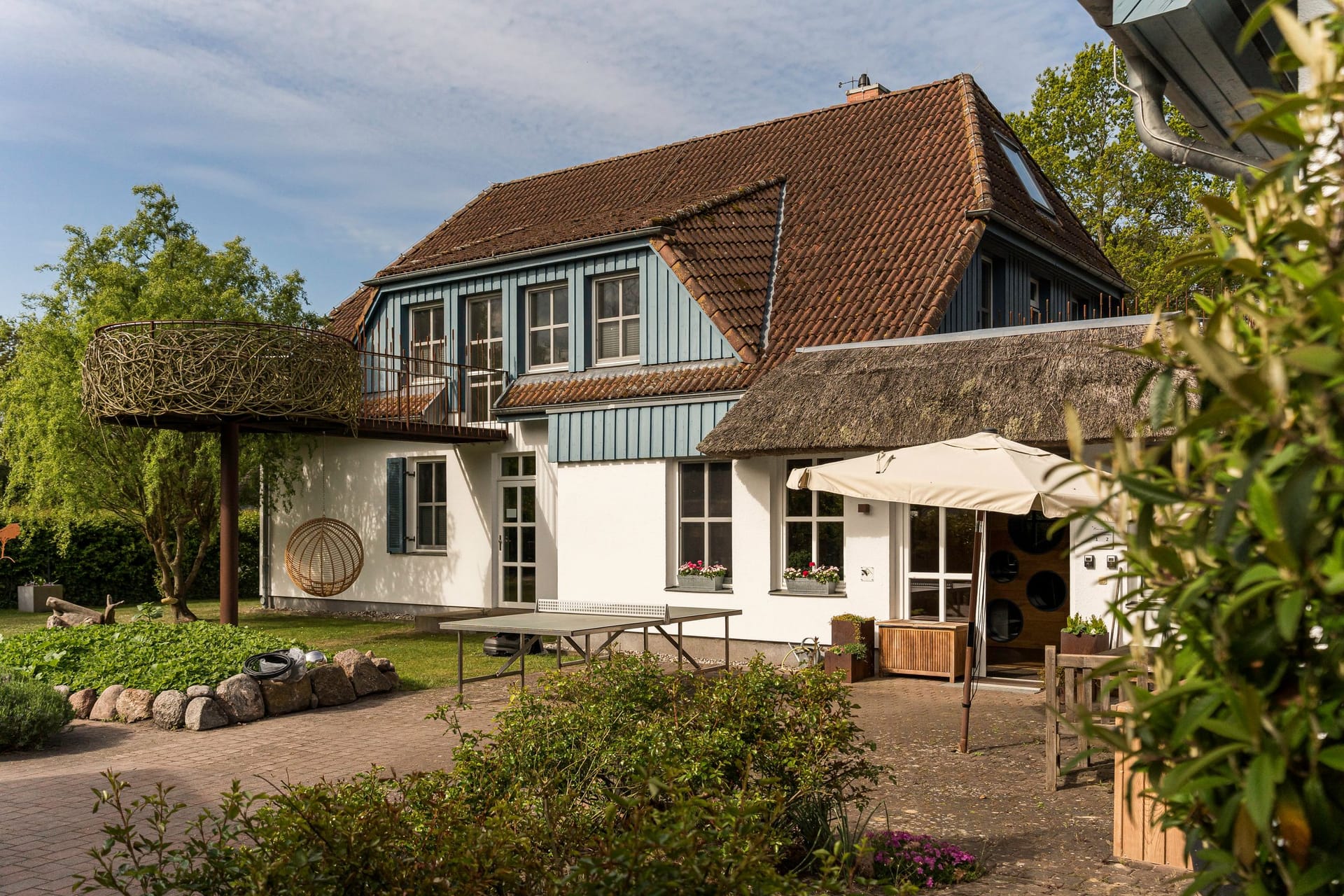 Außenansicht eines Hauses mit Garten und Terrasse