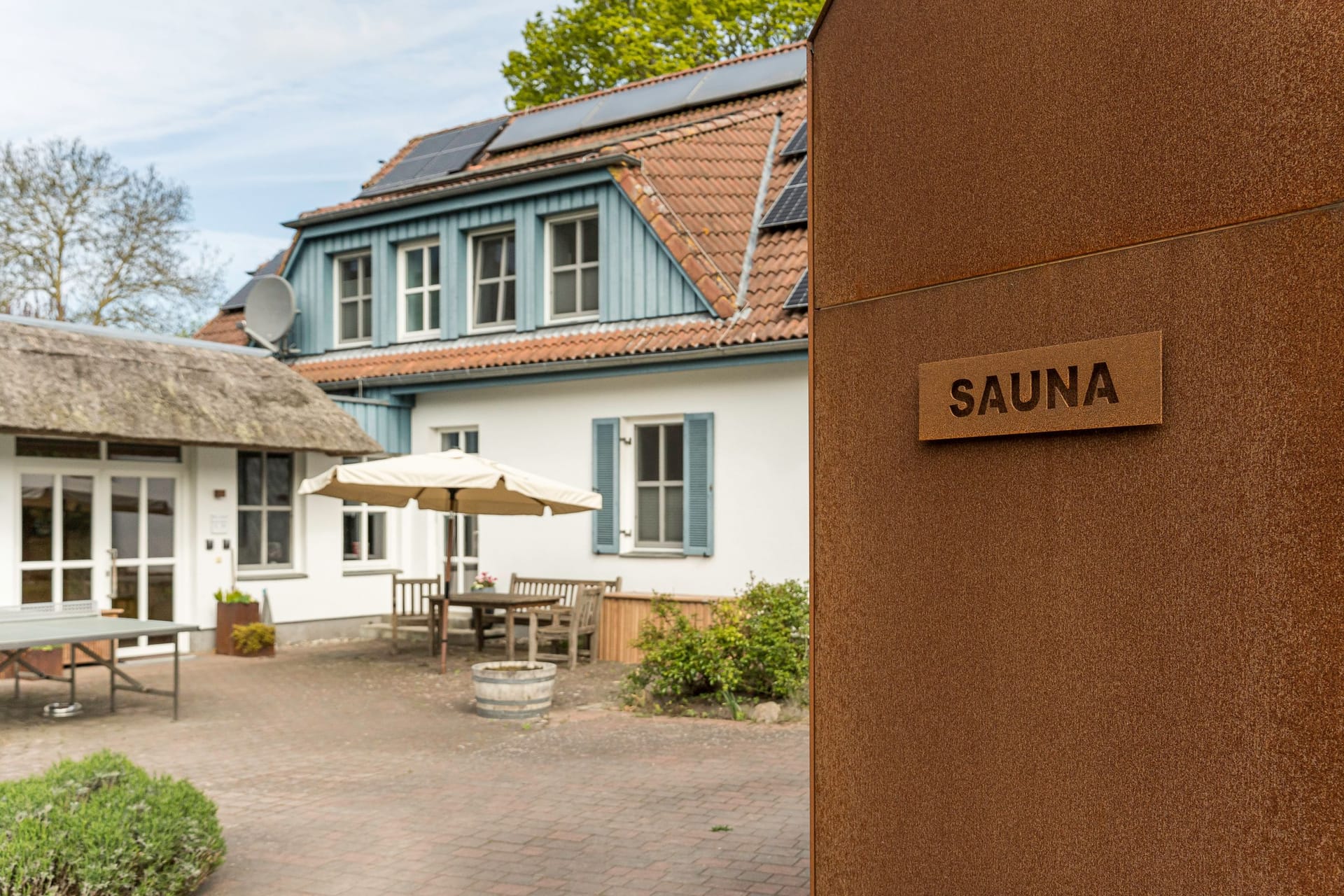 Sauna im Außenbereich mit Beschilderung