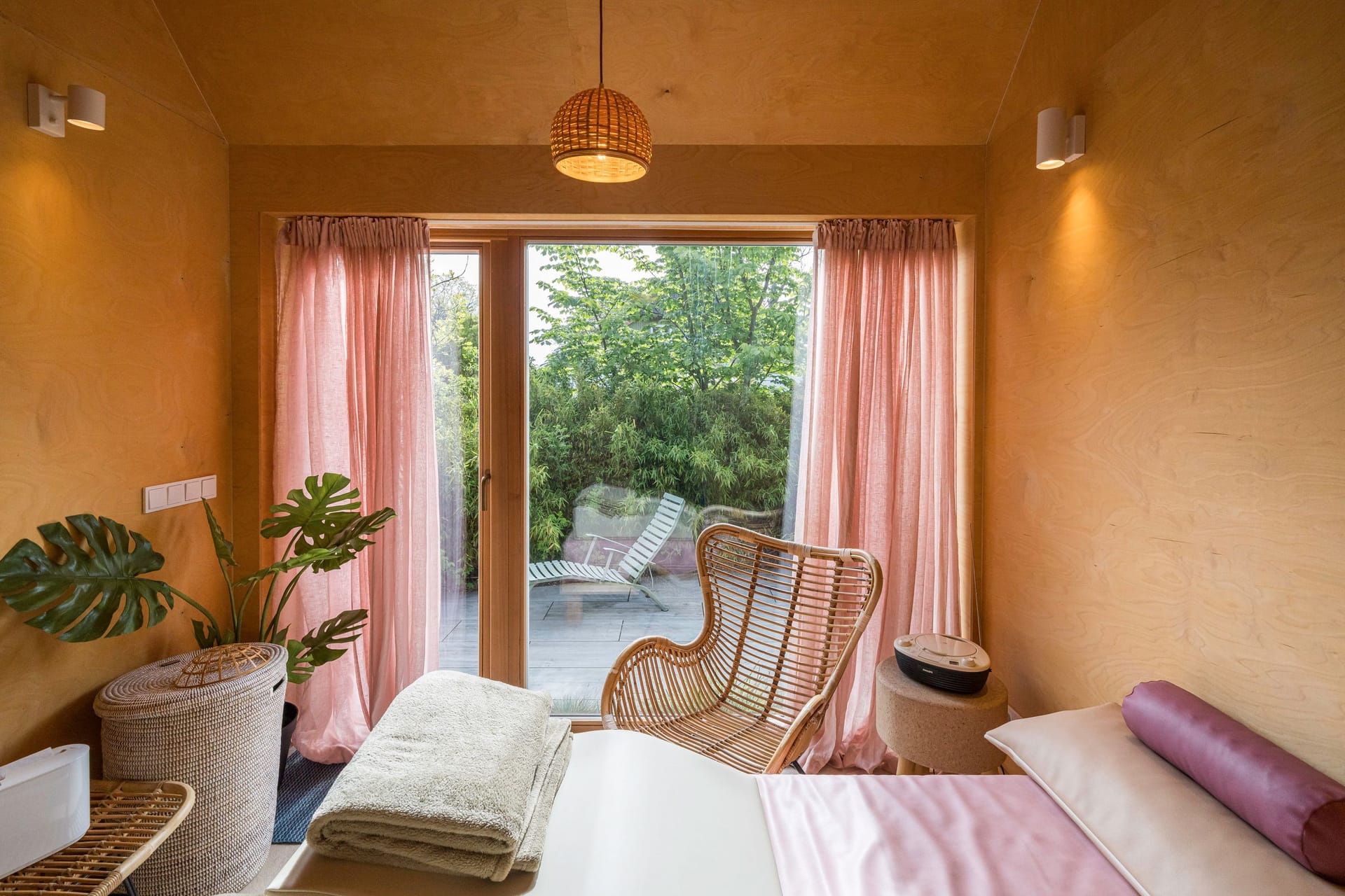 Gemütliches Schlafzimmer mit Rattanstuhl