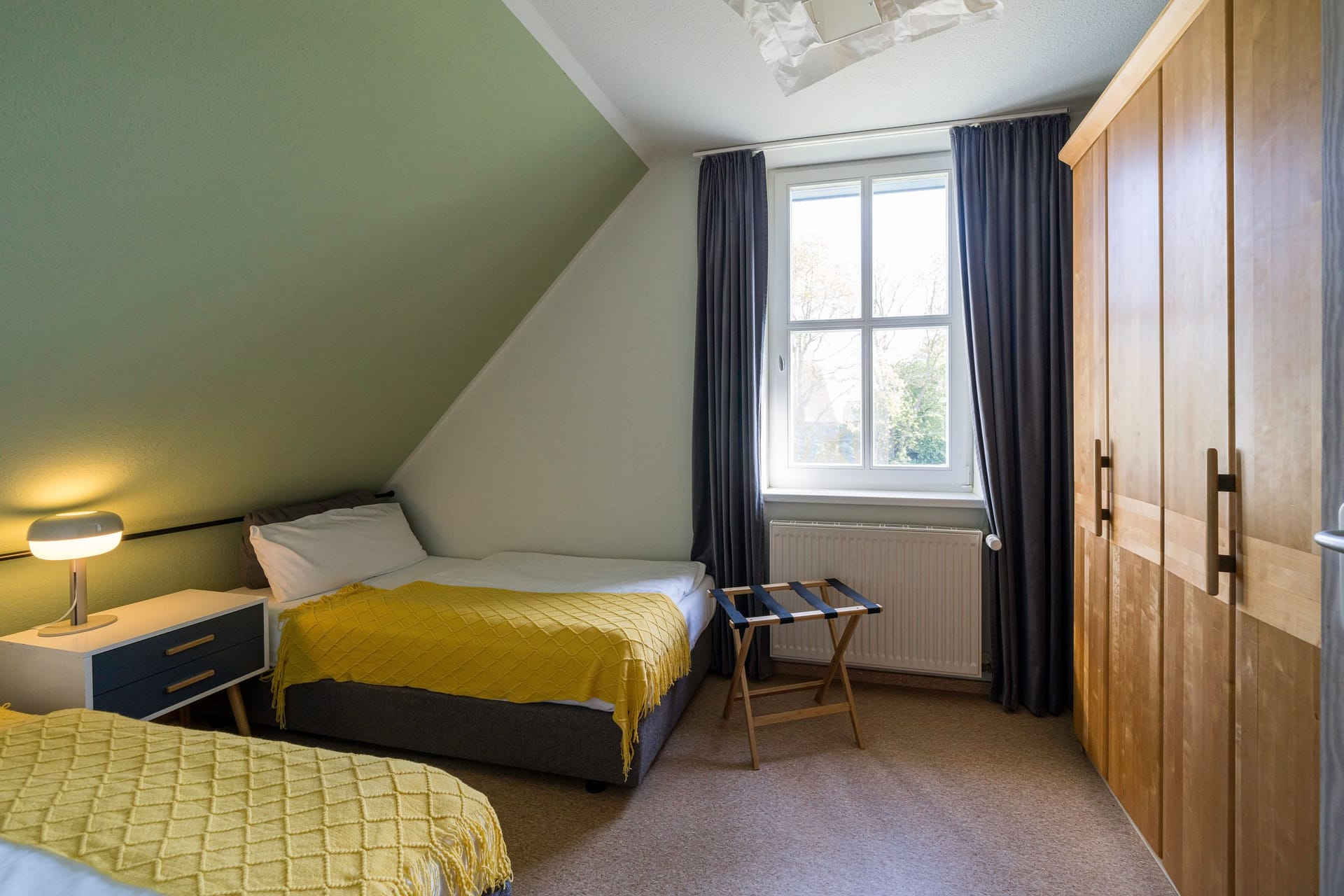 Schlafzimmer mit zwei Einzelbetten und Fenster
