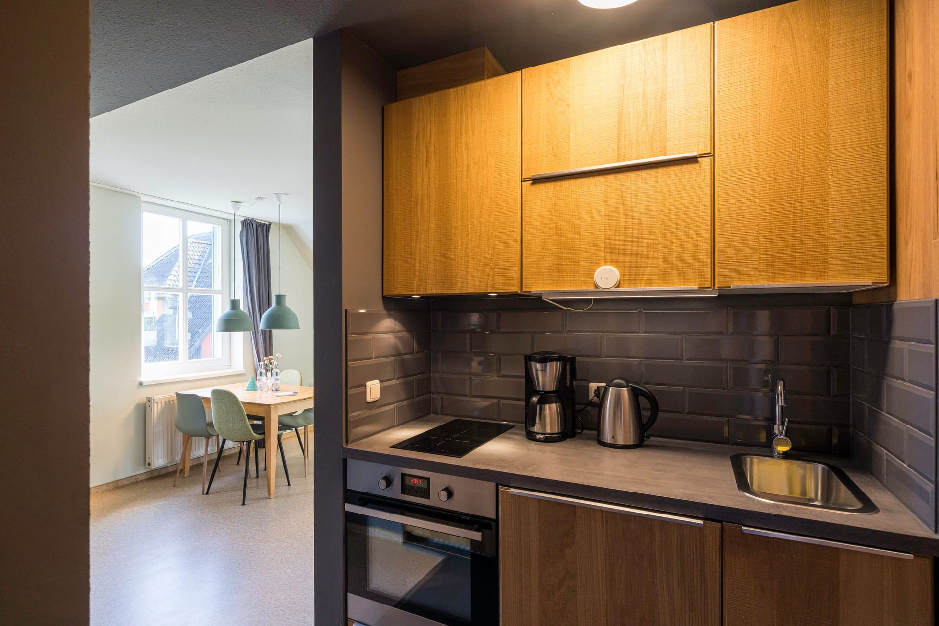 Moderne Küche mit Holzschränken und Geräten